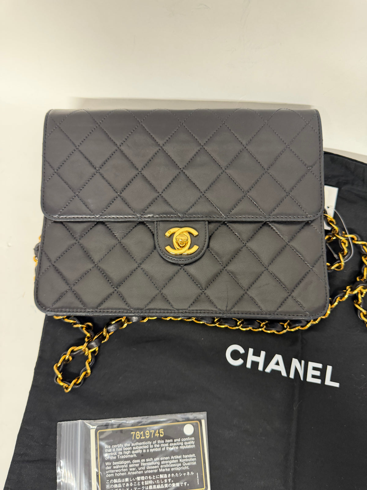 Chanel Single Flap Pequeño Piel de Cordero Negra · Cierre Clásico · Serie 7