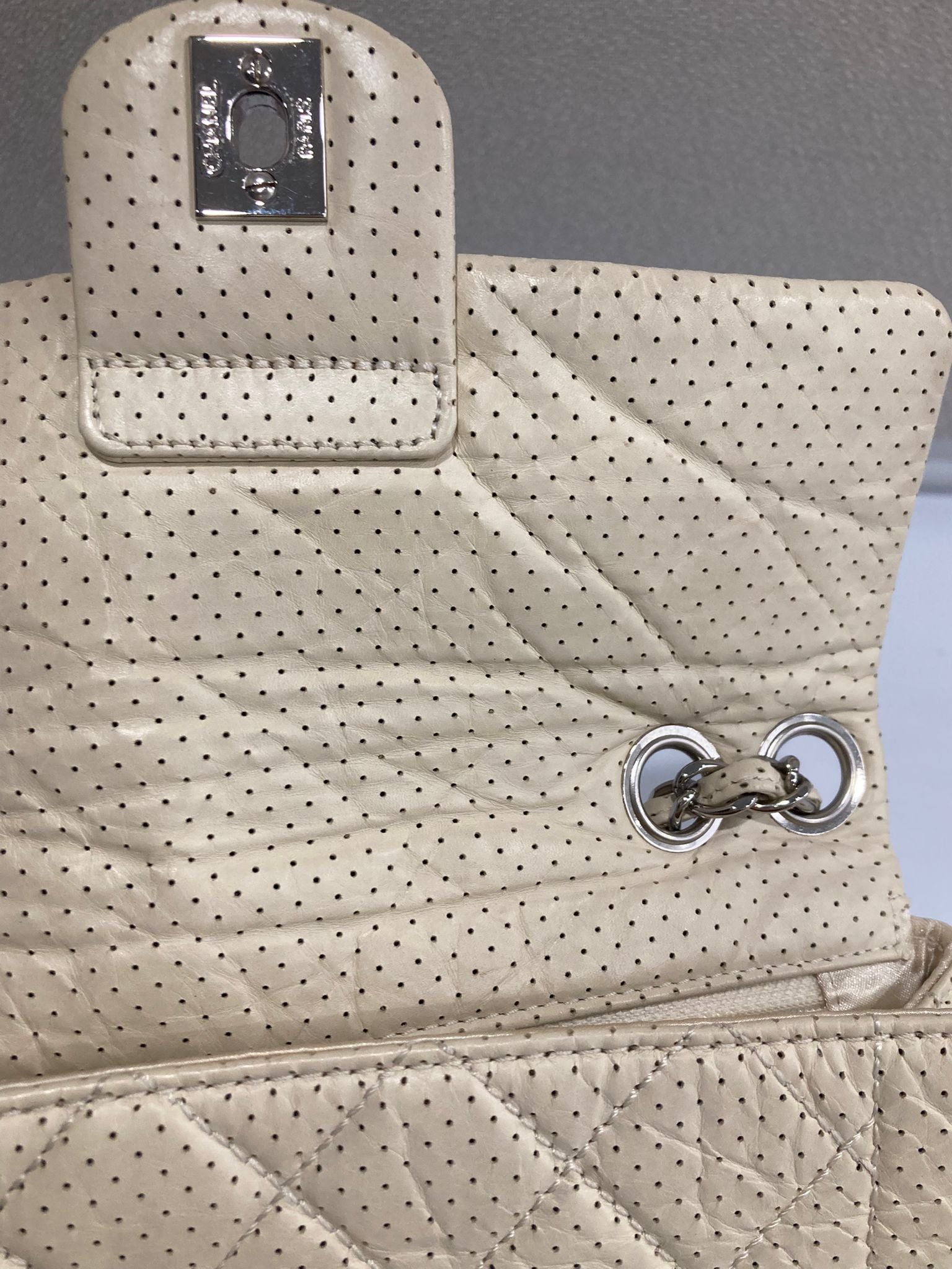 Chanel one flap acolchado perforado blanco roto