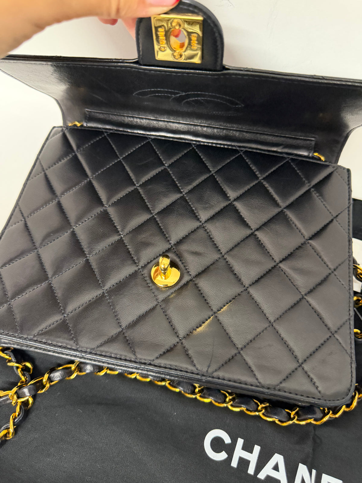 Chanel Single Flap Pequeño Piel de Cordero Negra · Cierre Clásico · Serie 7
