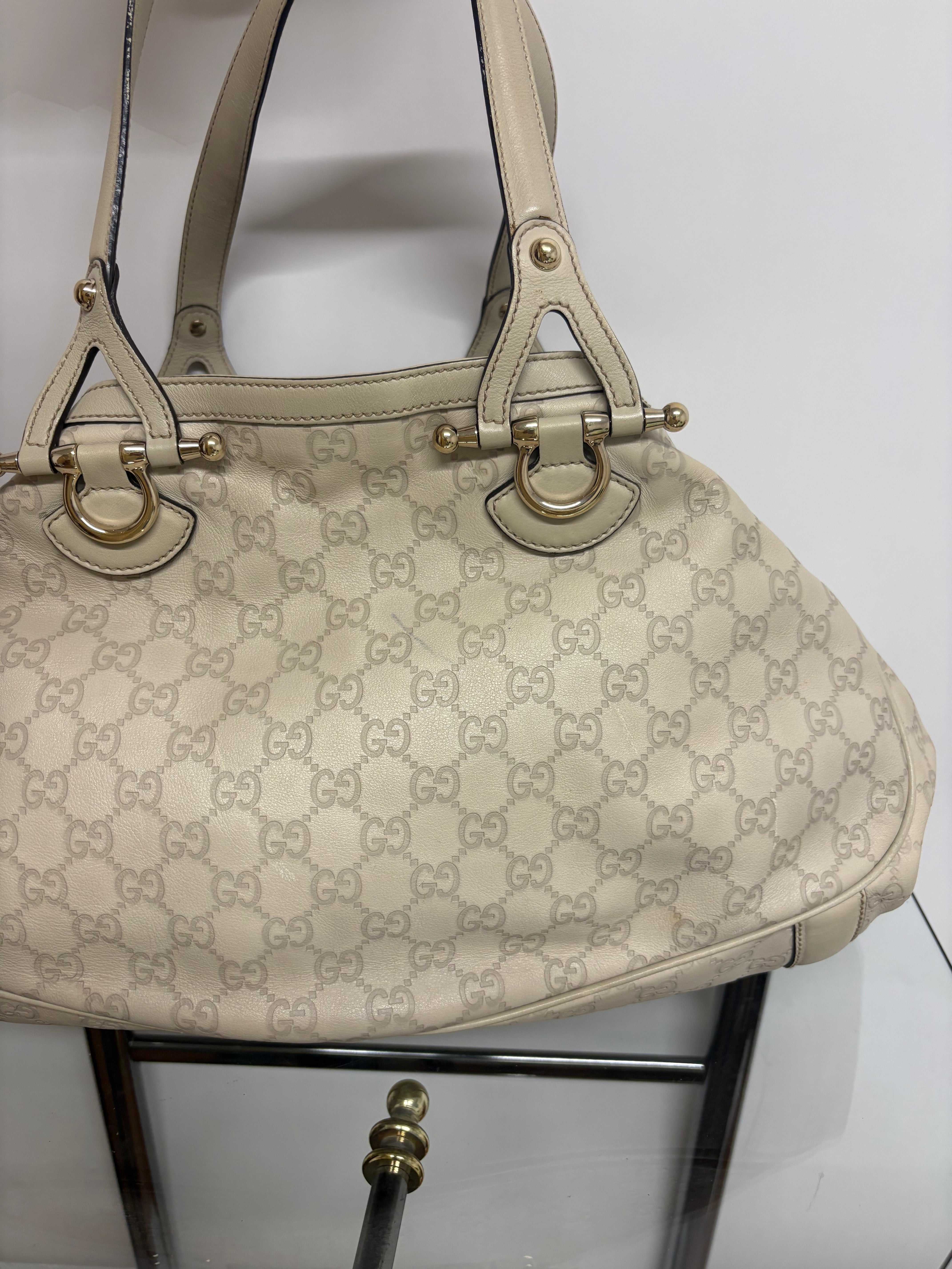 Gucci Pelham grande en piel Guccissima blanca marfil