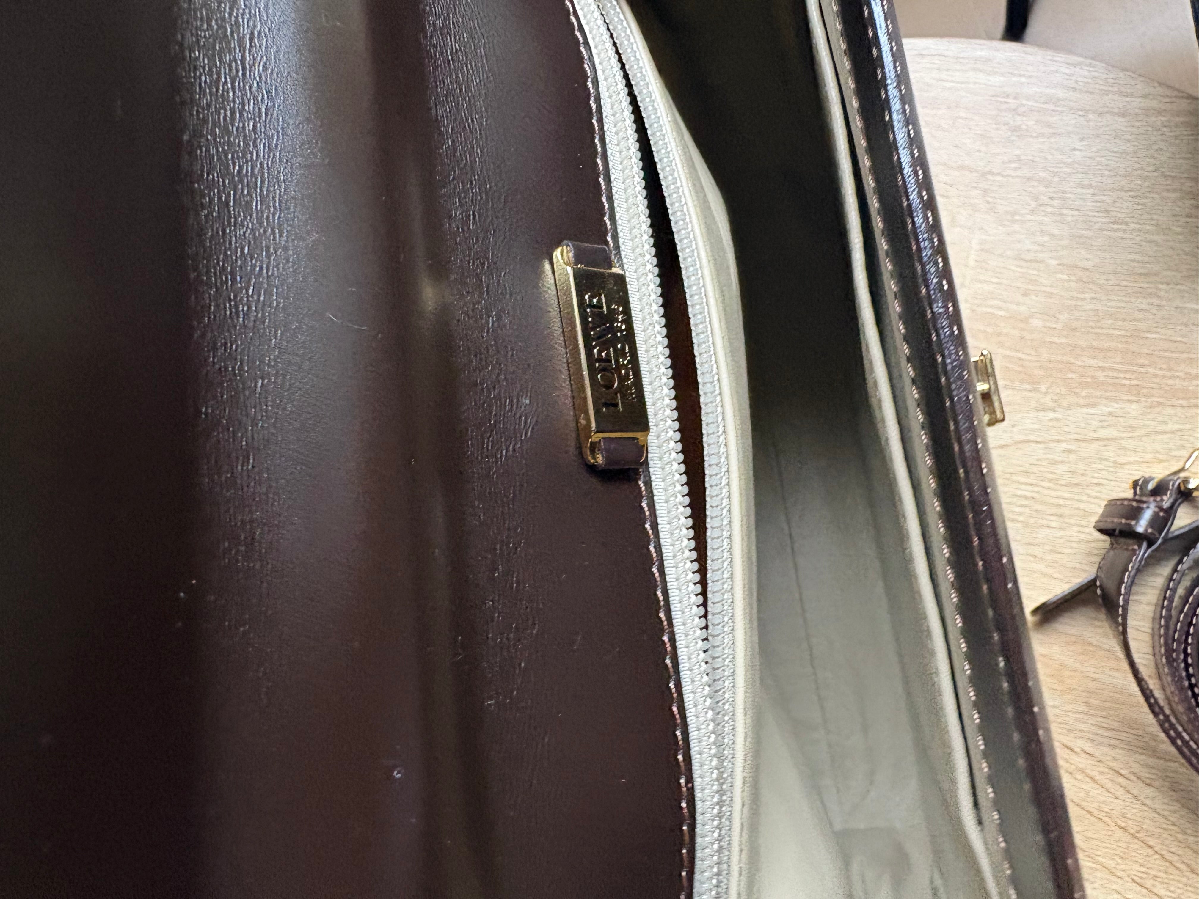 Bolso vintage Loewe de piel marrón oscuro con asa rígida y bandolera