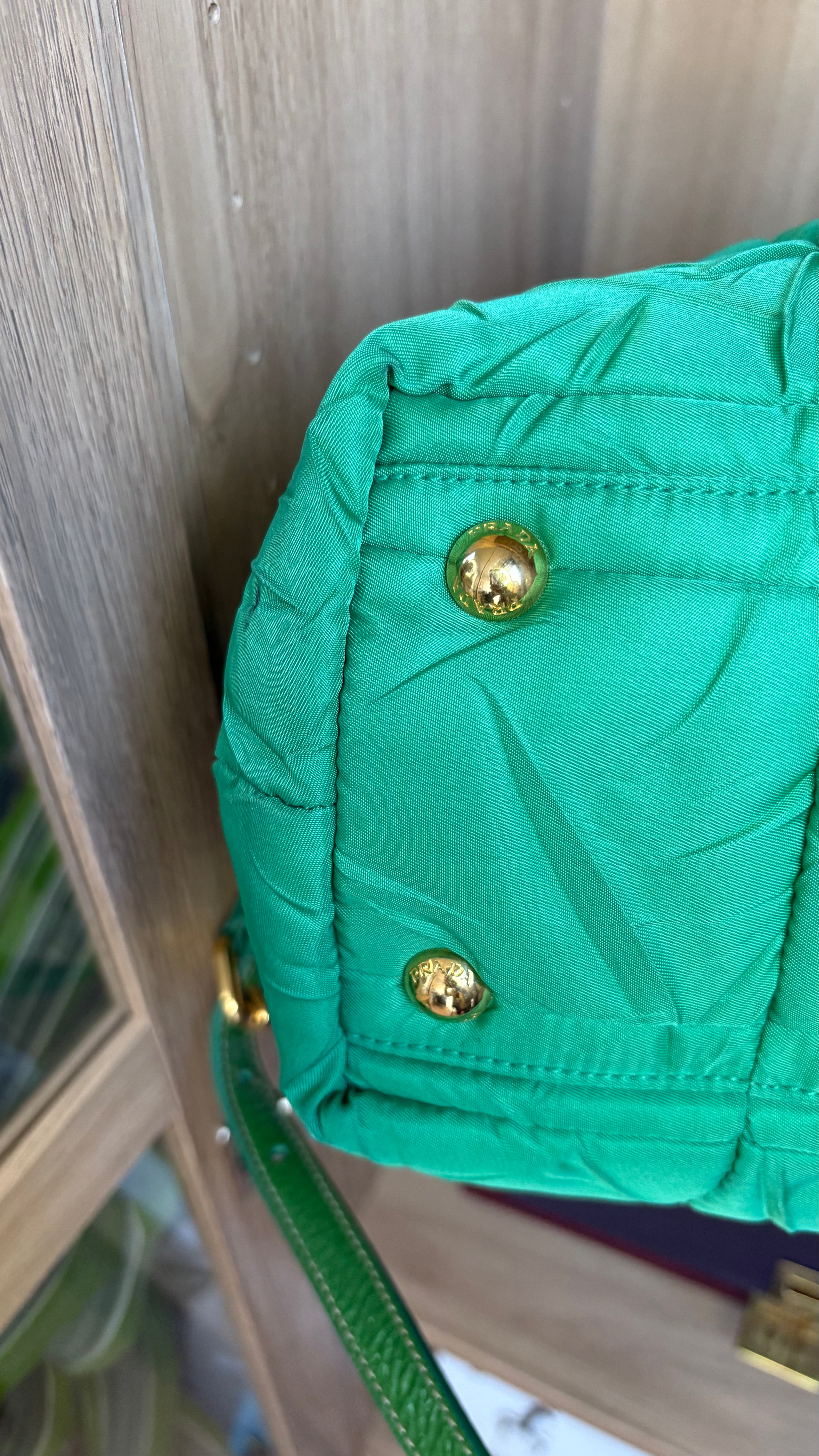 Prada bolso acolchado nylon verde
