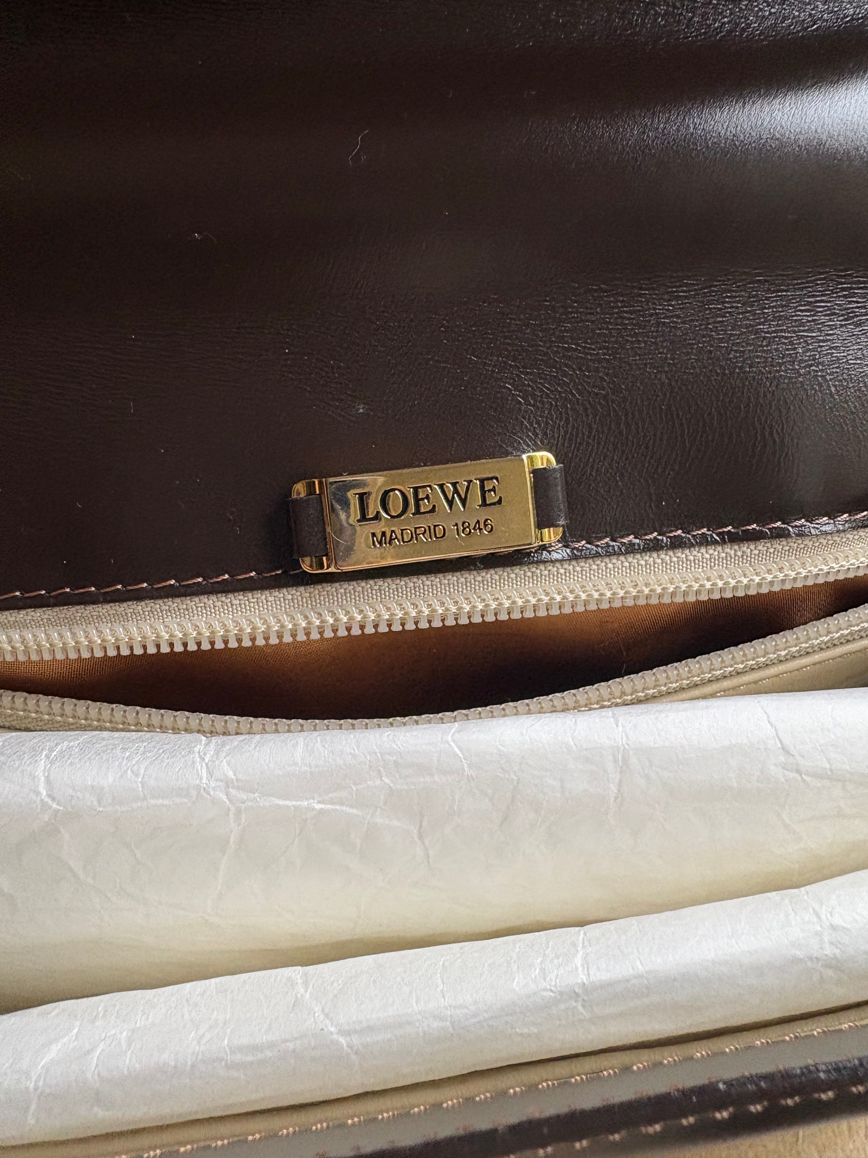 Bolso vintage Loewe de piel marrón oscuro con asa rígida y bandolera