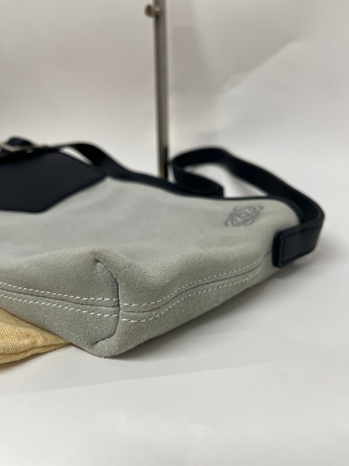 Loewe Hobo Pequeño Piel de Cordero Azul Marino y Ante Verde Claro · Herrajes Plata