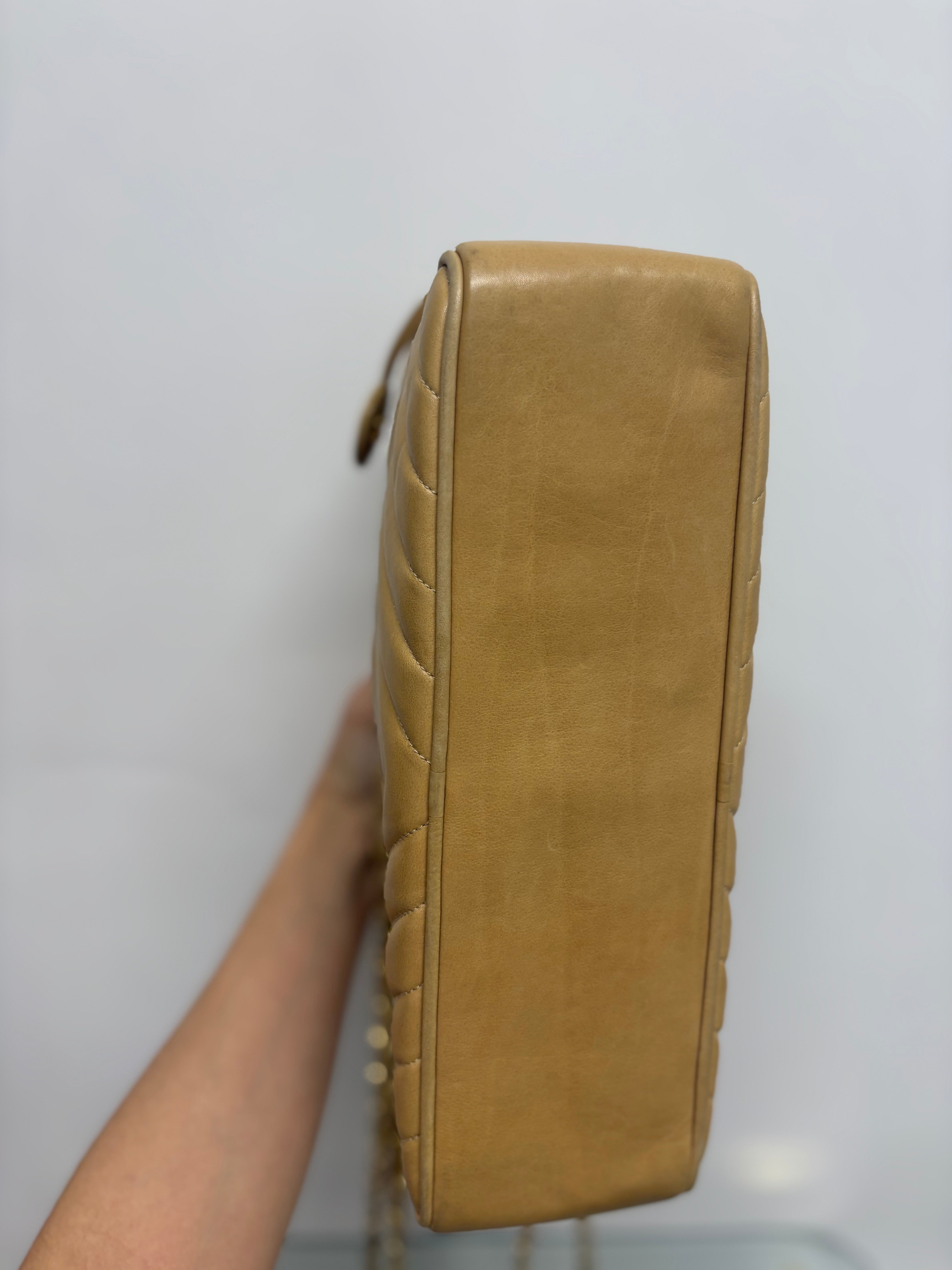 CHANEL V-Stitch Shoulder Bag Piel beige acolchada Chevron