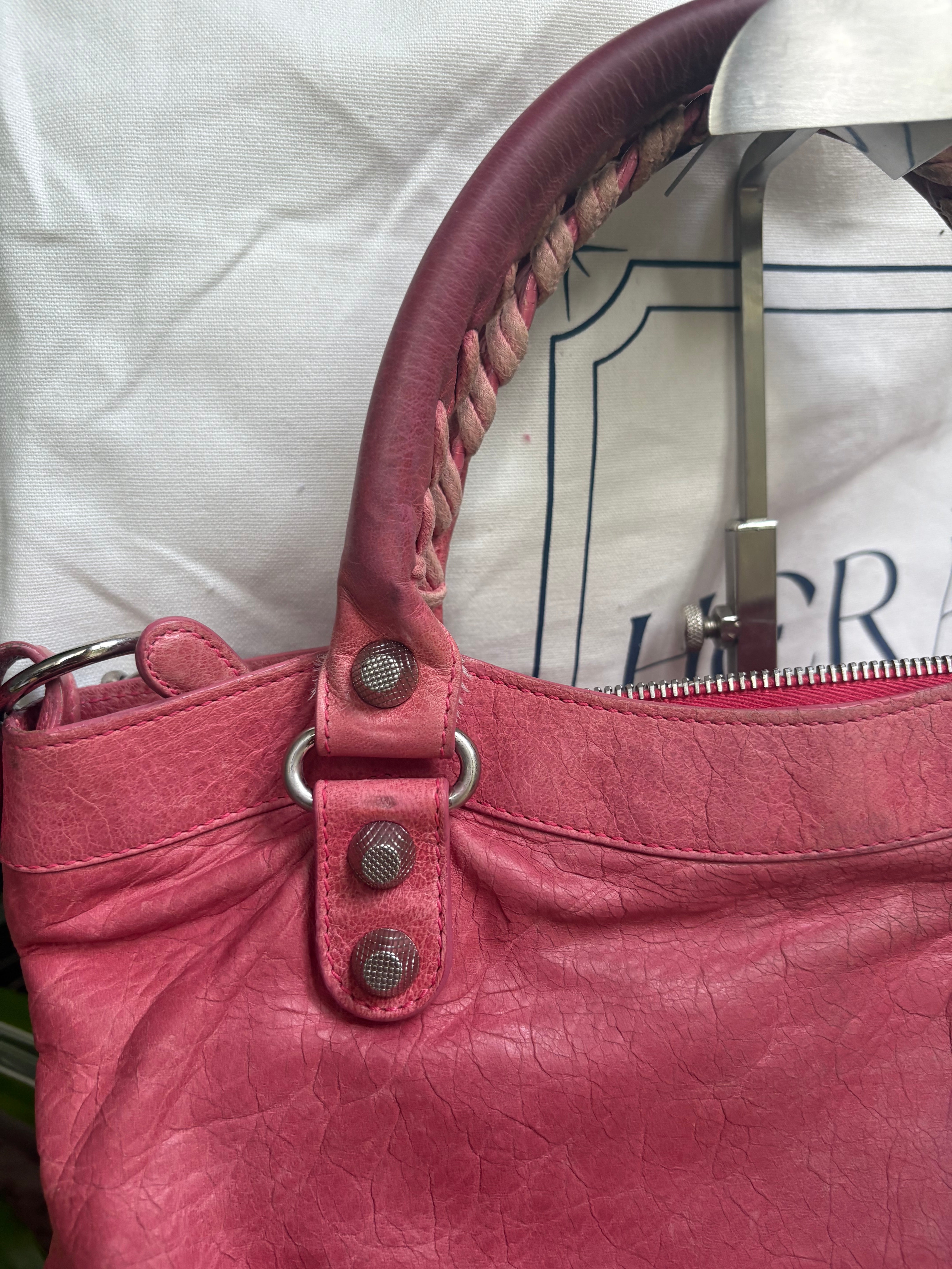 Balenciaga Classic City en rosa con bandolera 2WAY