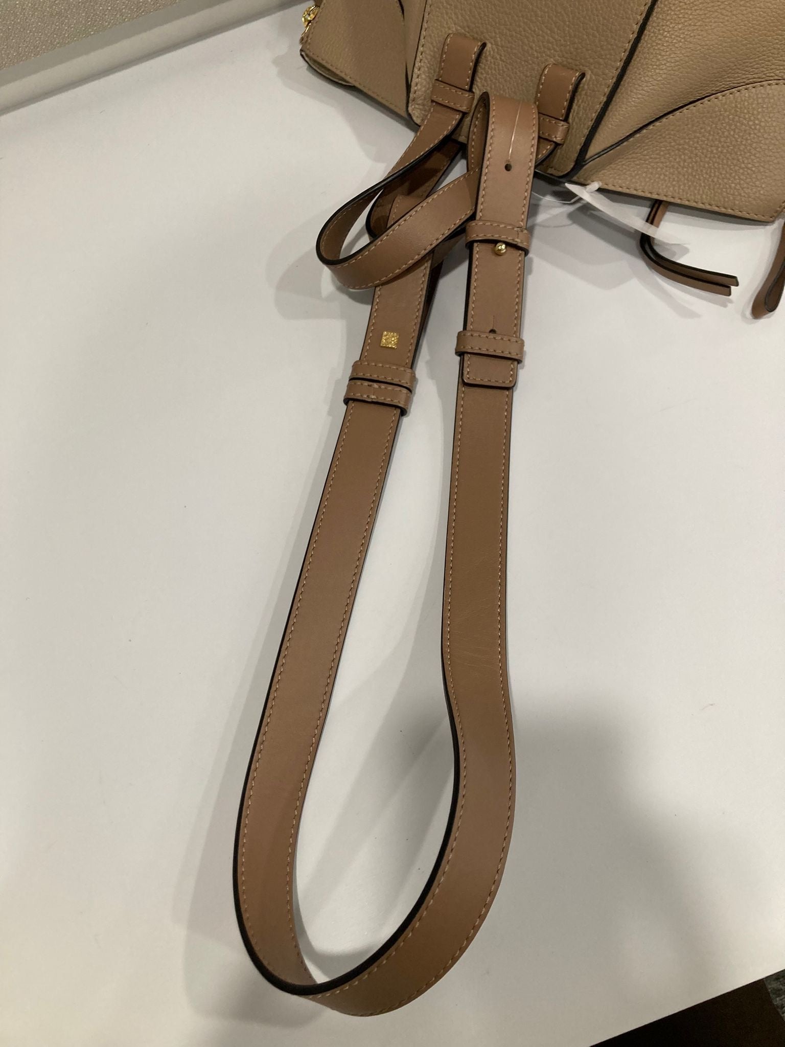 Loewe Hammock Compact en piel de ternera graneada beige