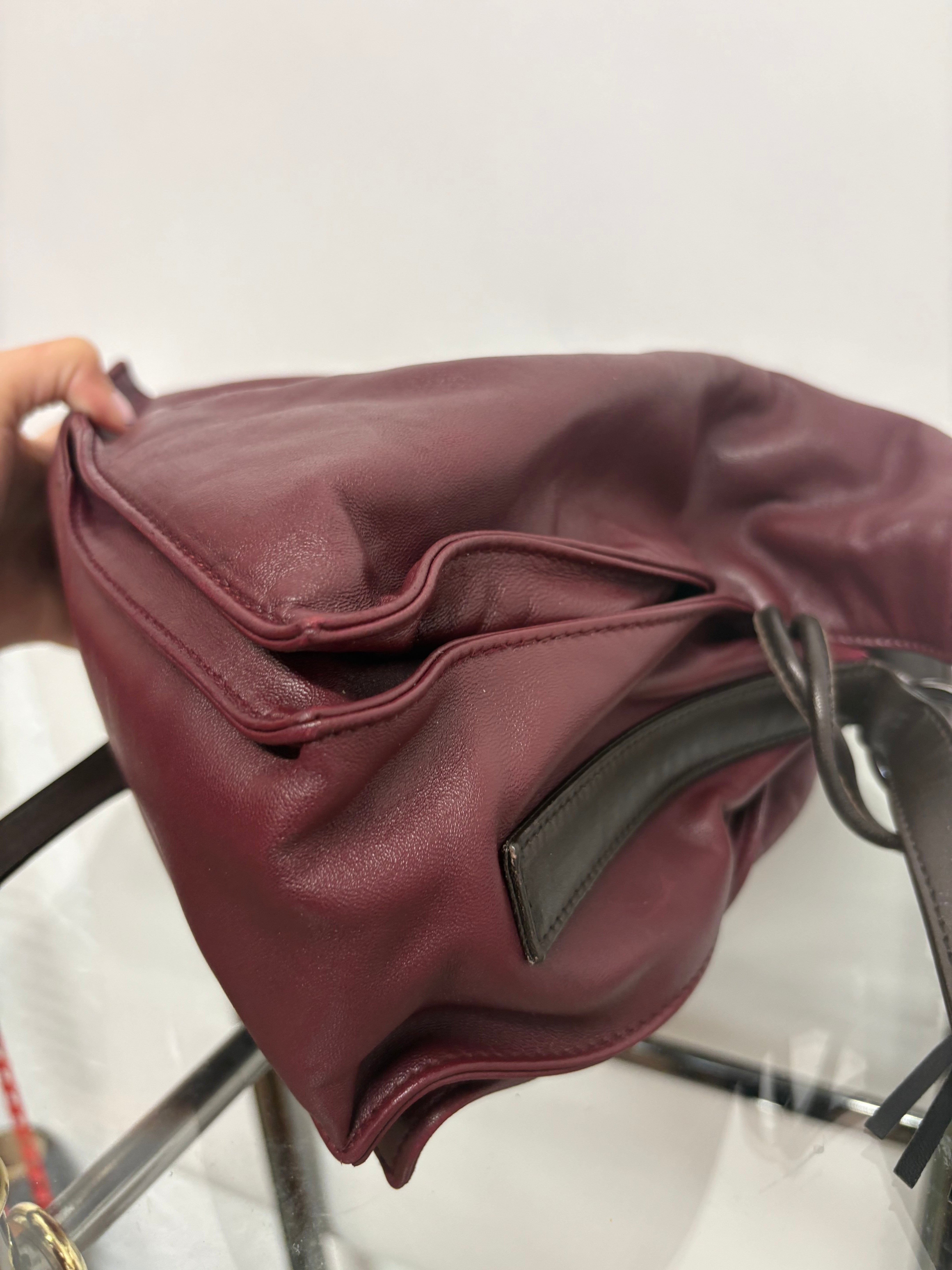 Loewe flamenco mediano burdeos y marrones con bandolera y borlas