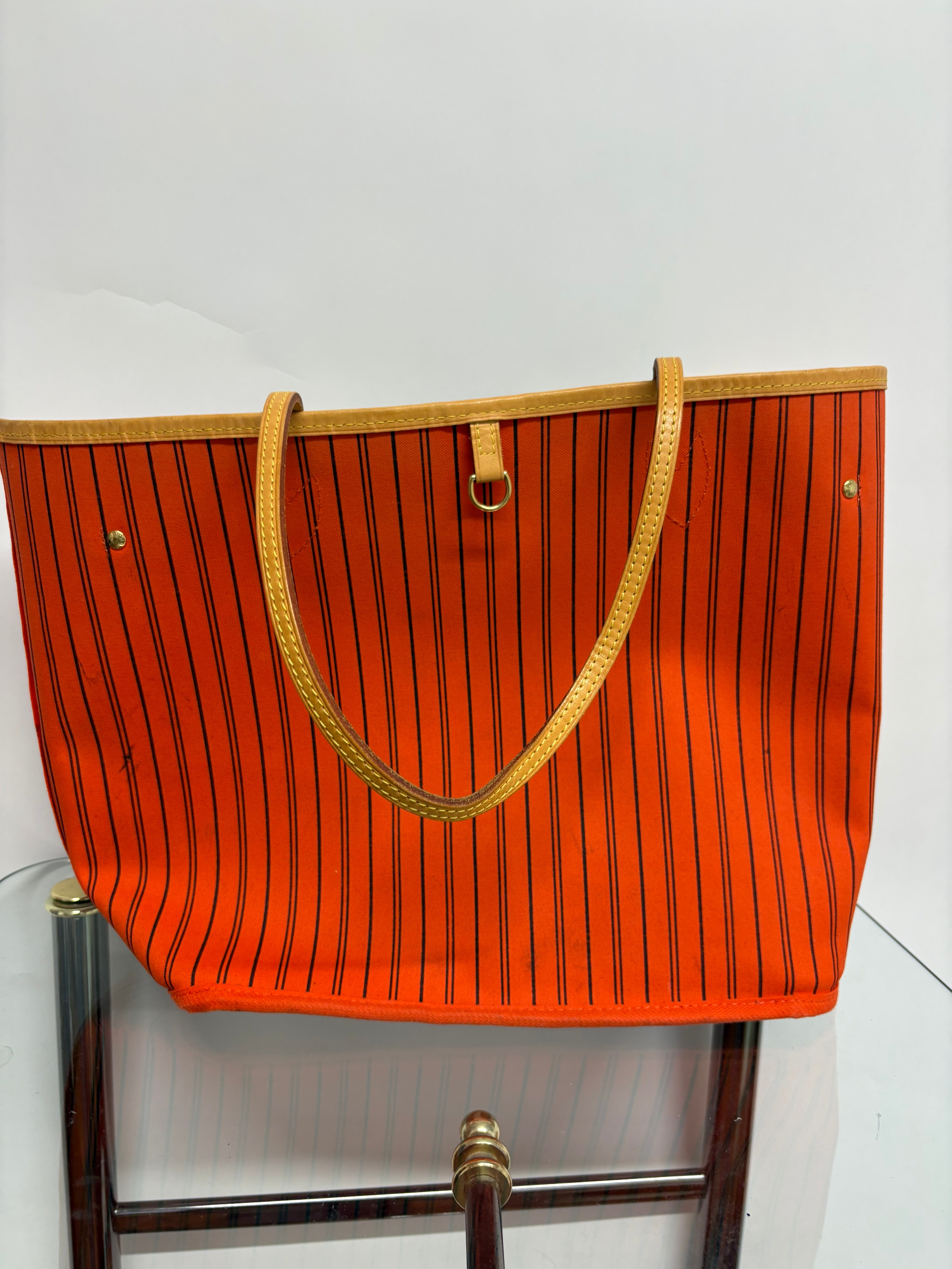 Louis Vuitton Neverfull MM Monogram Interior rojo