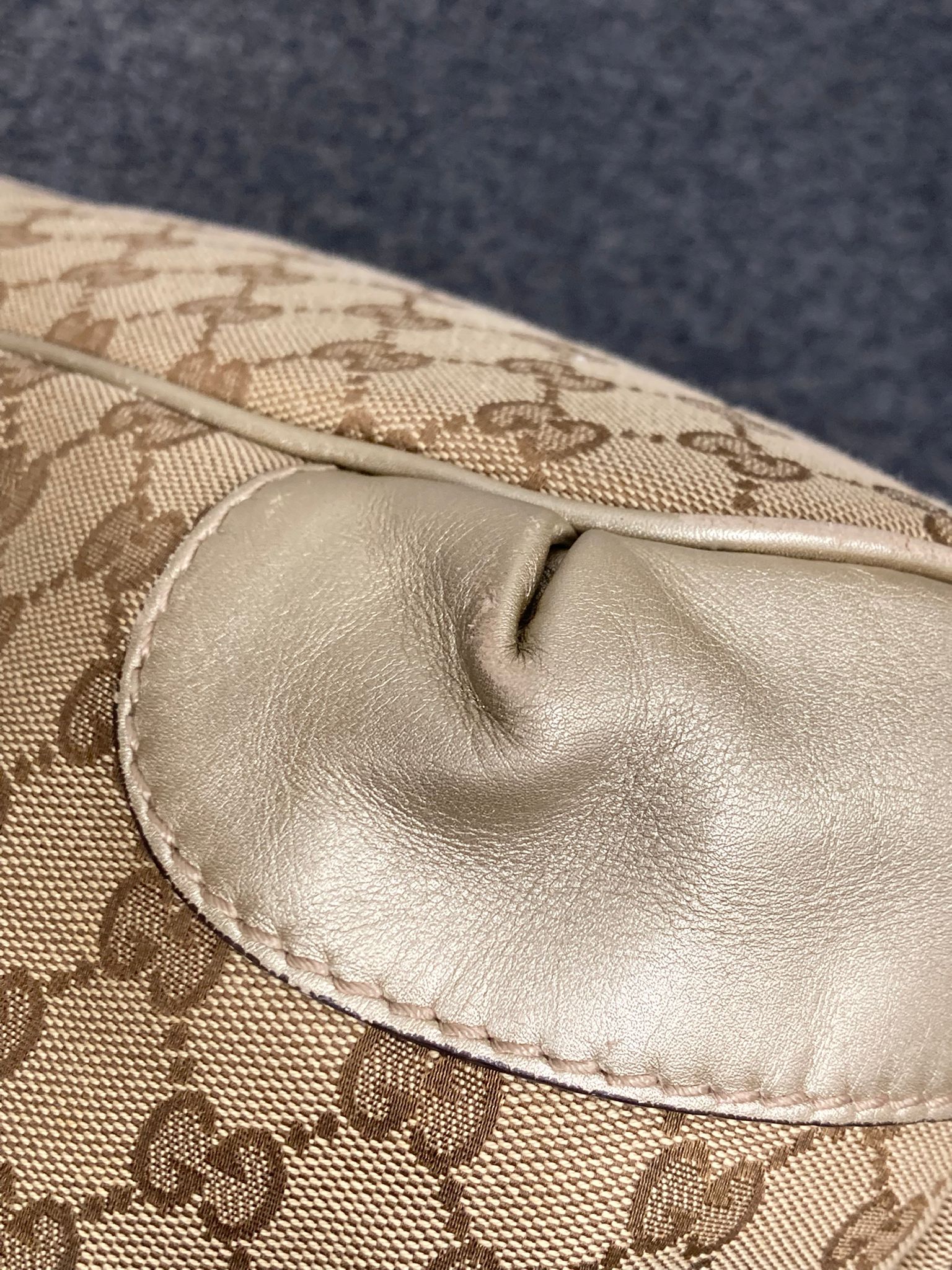Gucci GG Canvas 2Way Bag en beige y dorado con bandolera