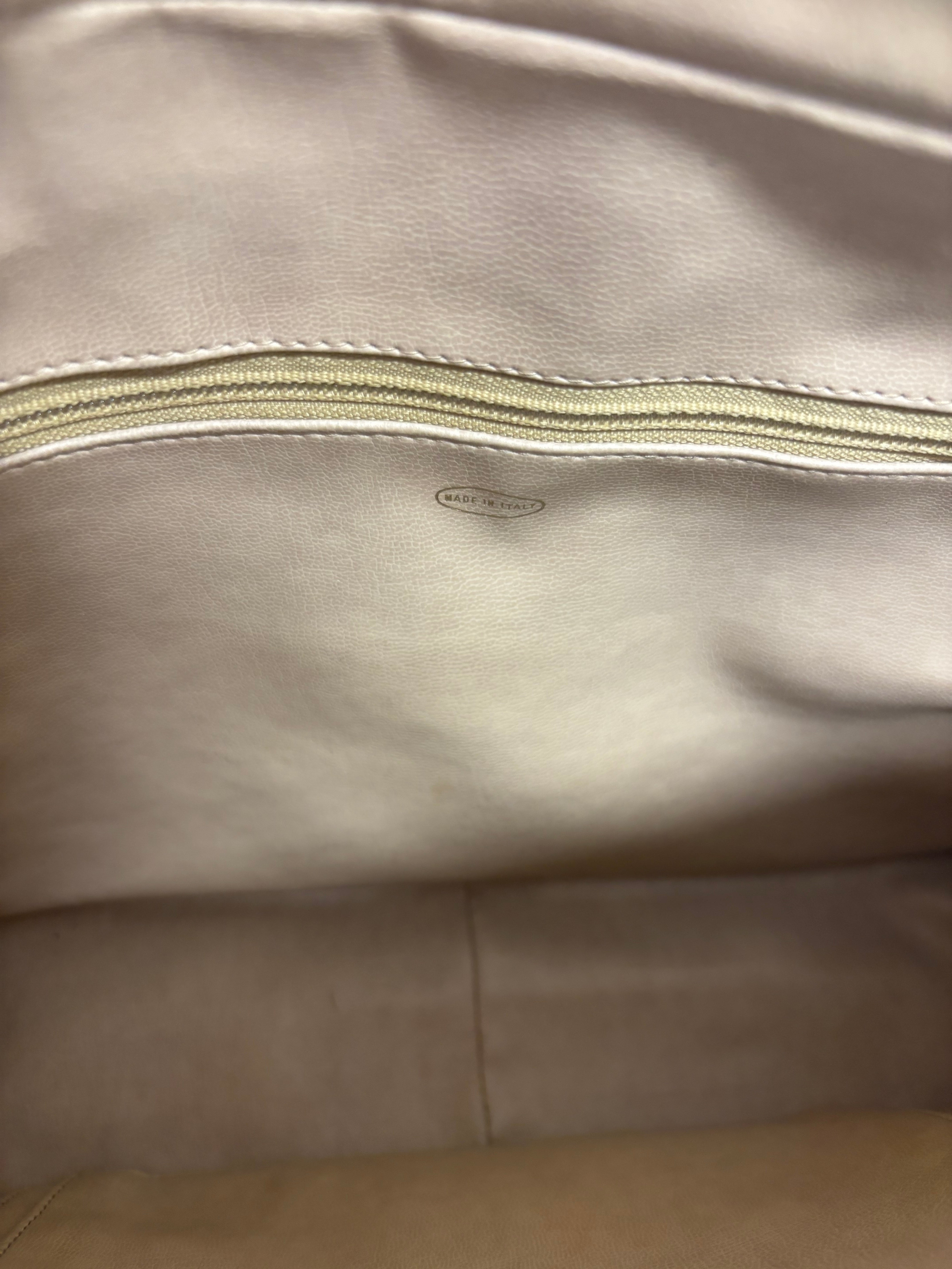 CHANEL V-Stitch Shoulder Bag Piel beige acolchada Chevron