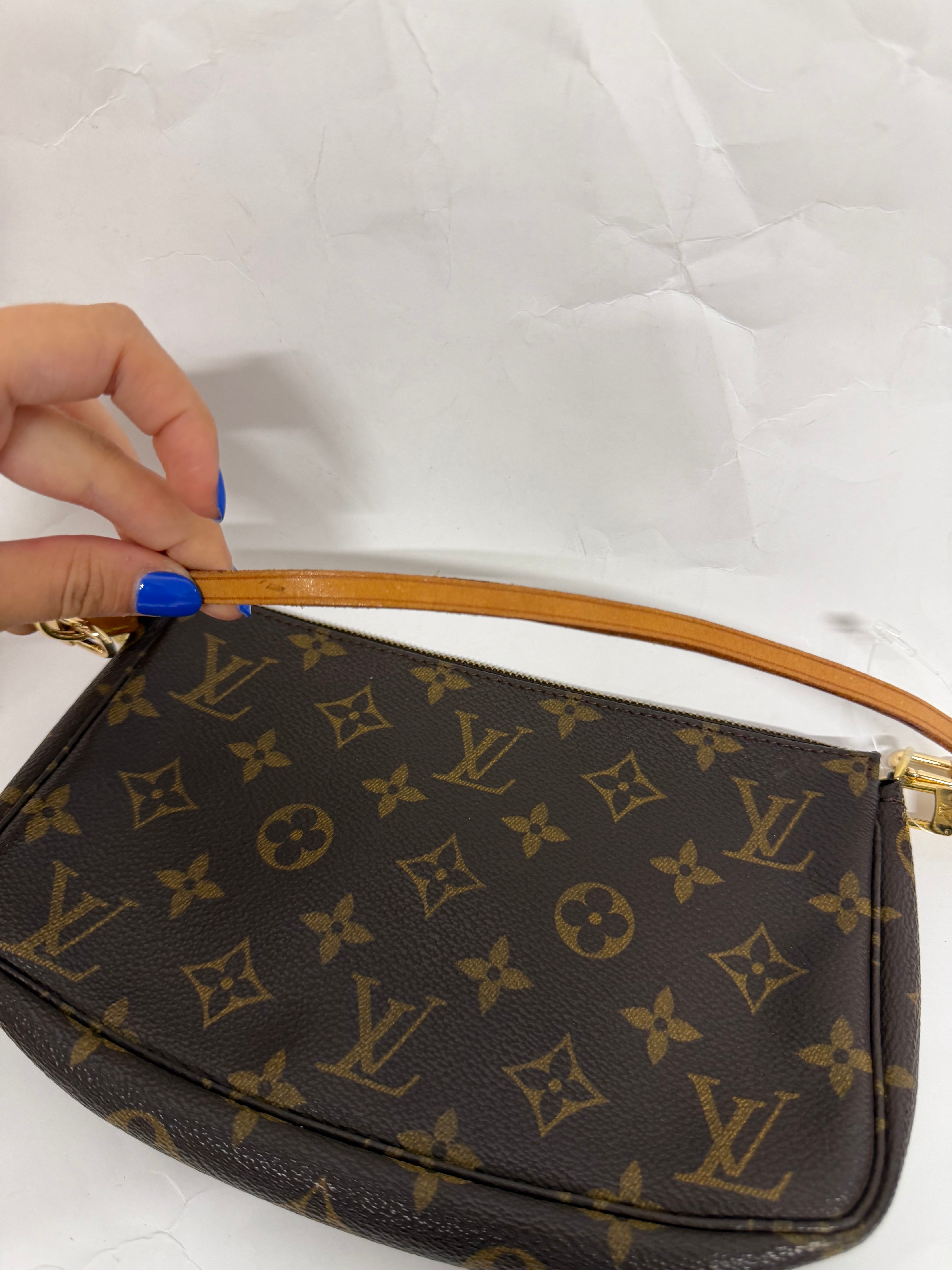 Louis Vuitton Pochette Accessoires monogram con 2 bandoleras extra