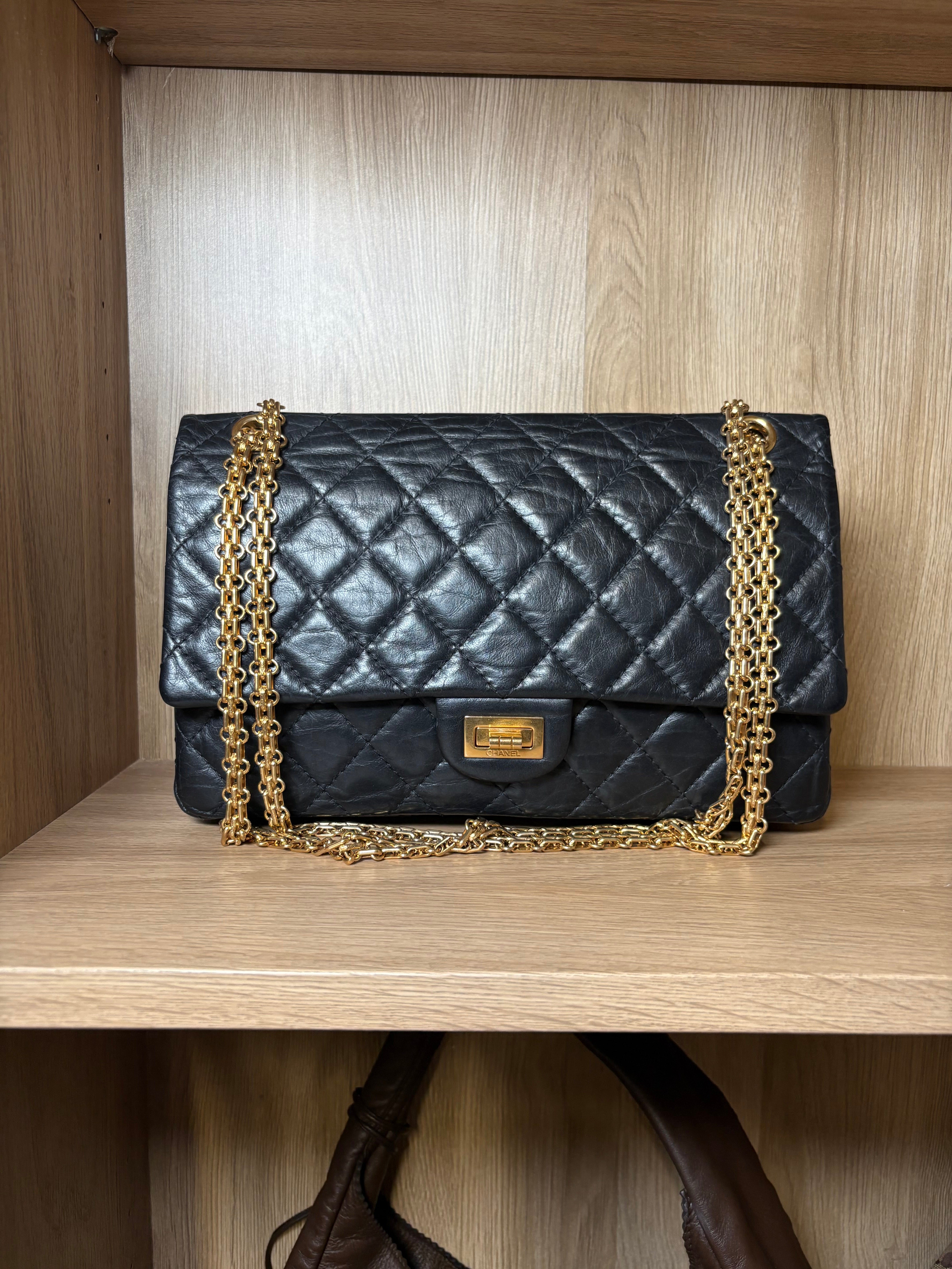 Chanel 2.55 Classic Timeless Mediano Negro Doble Solapa Piel de Ternera Envejecida