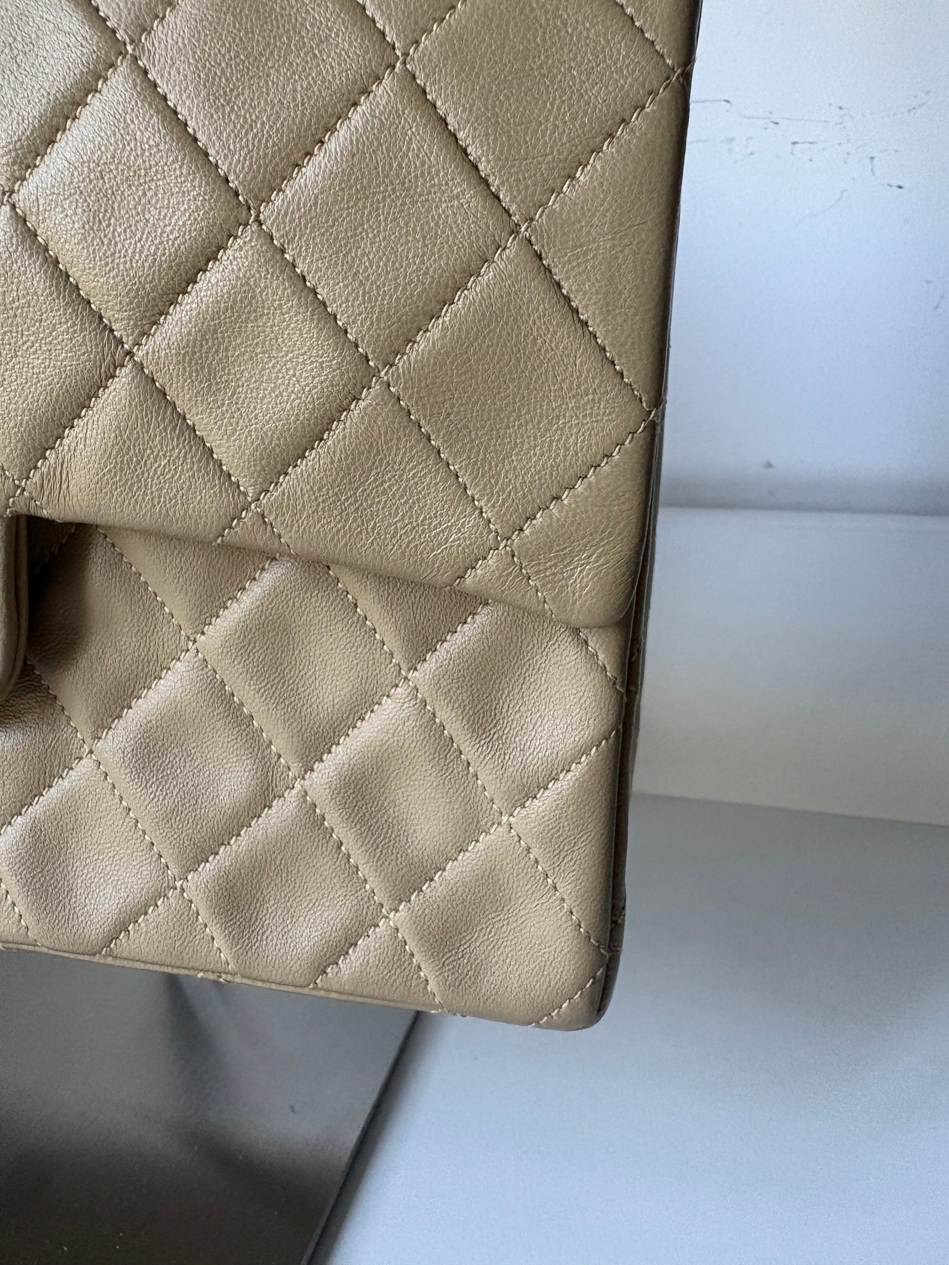Chanel Timeless Double Flap 22 Beige en piel de cordero
