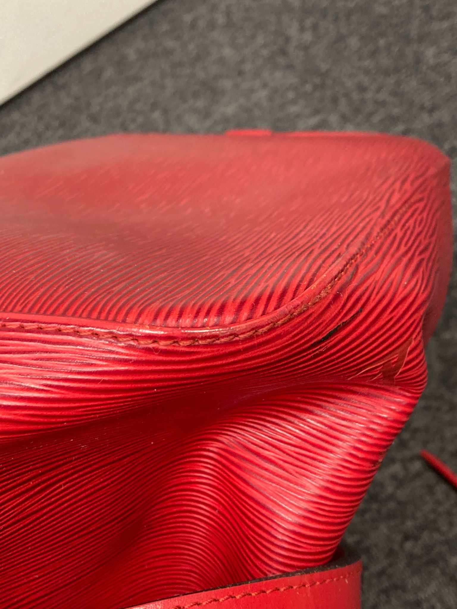 Louis Vuitton Noé Petit en piel Epi roja