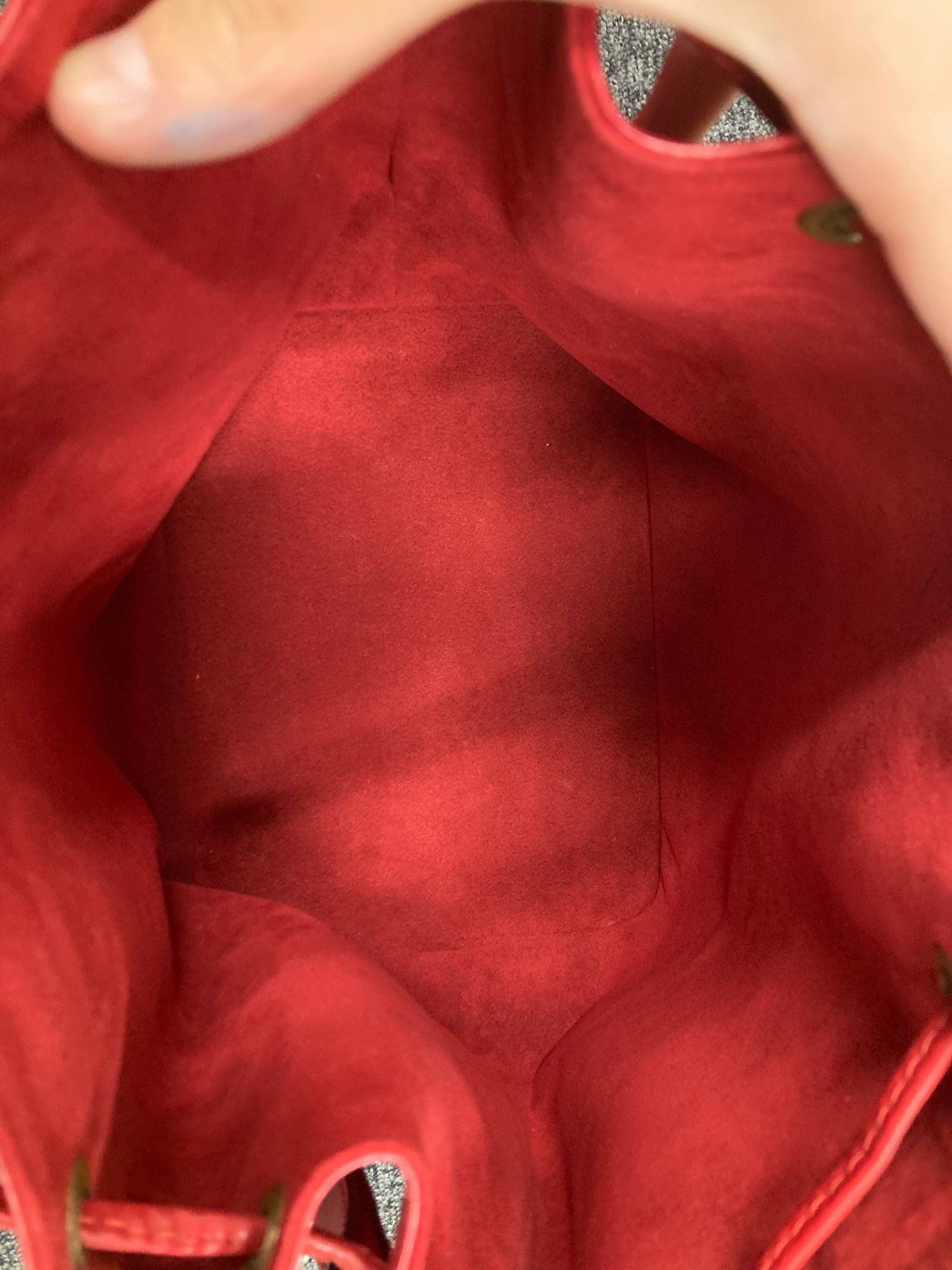 Louis Vuitton Noé Petit en piel Epi roja