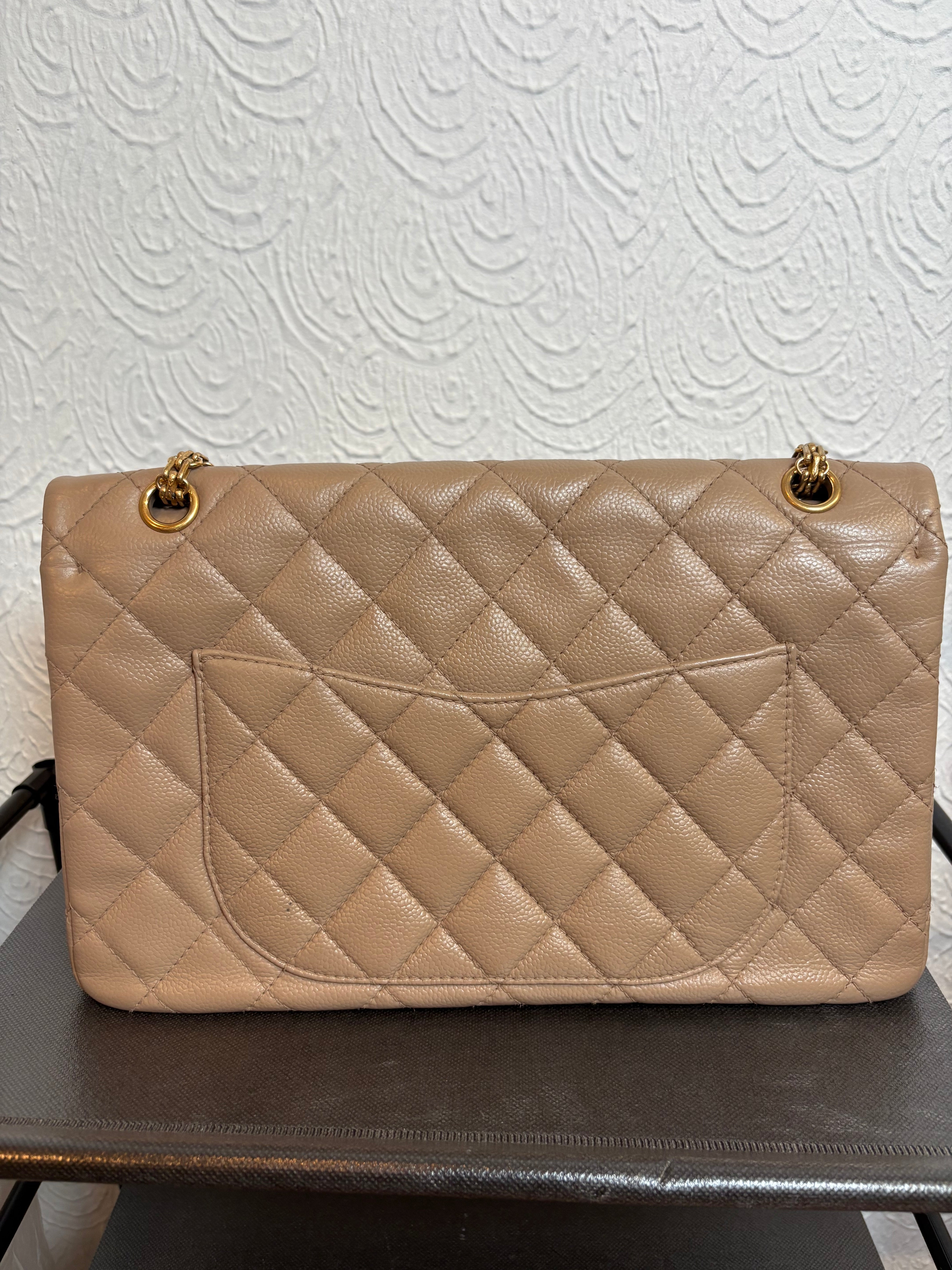 CHANEL 2.55 Double Flap Beige Caviar Cadena Doble Dorada