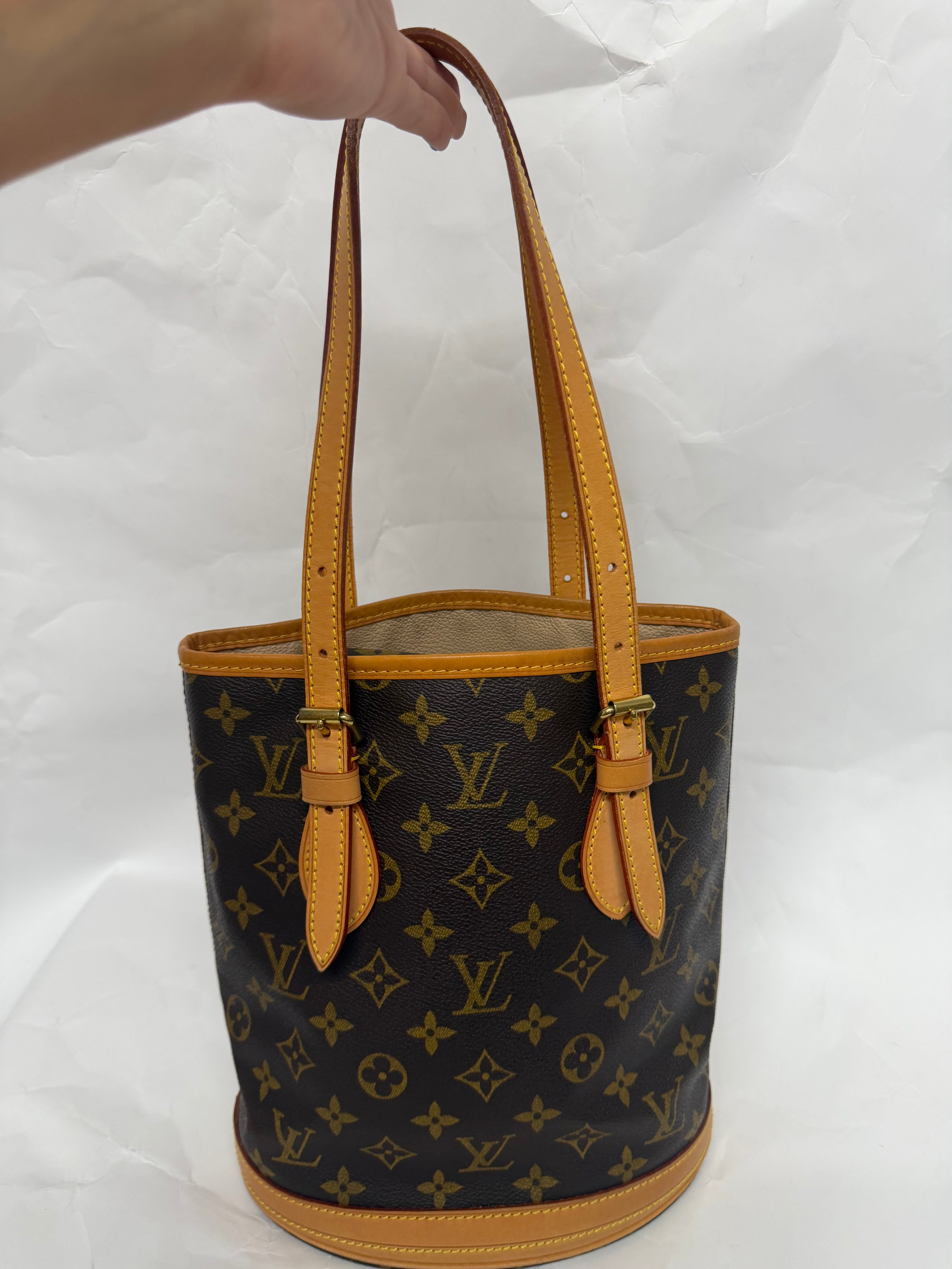 Louis Vuitton Bucket PM Monogram Canvas con pochette