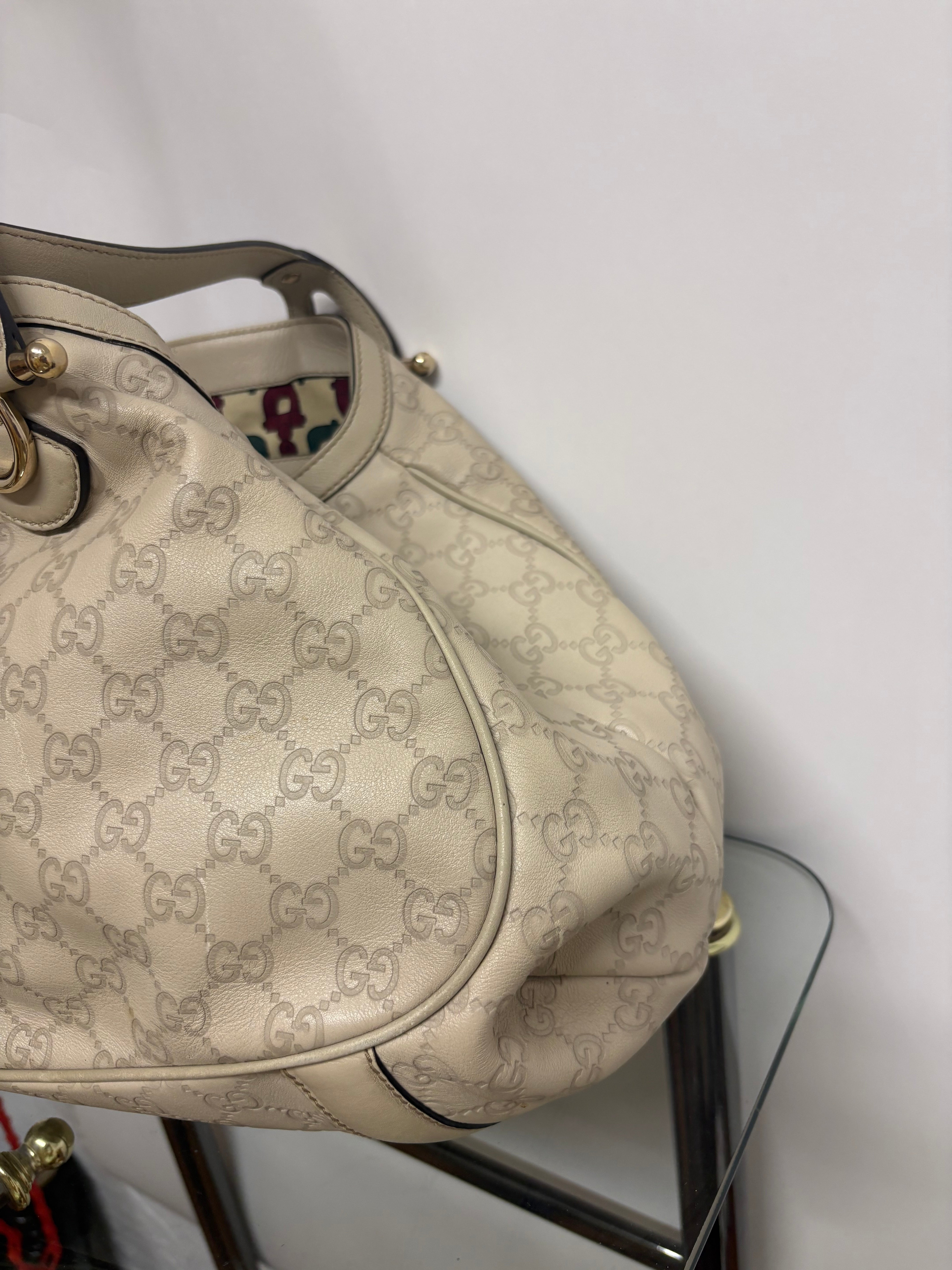 Gucci Pelham grande en piel Guccissima blanca marfil