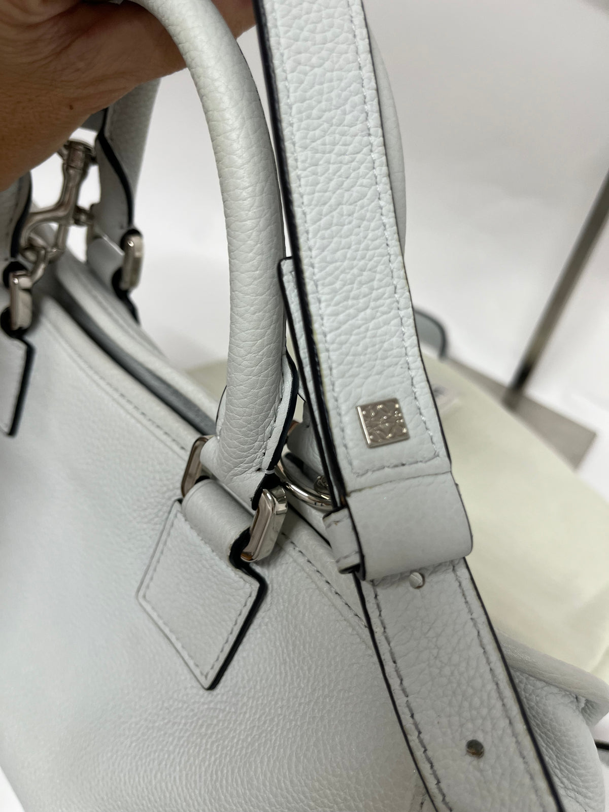 Loewe Amazona 28 Piel Blanca con Bandolera