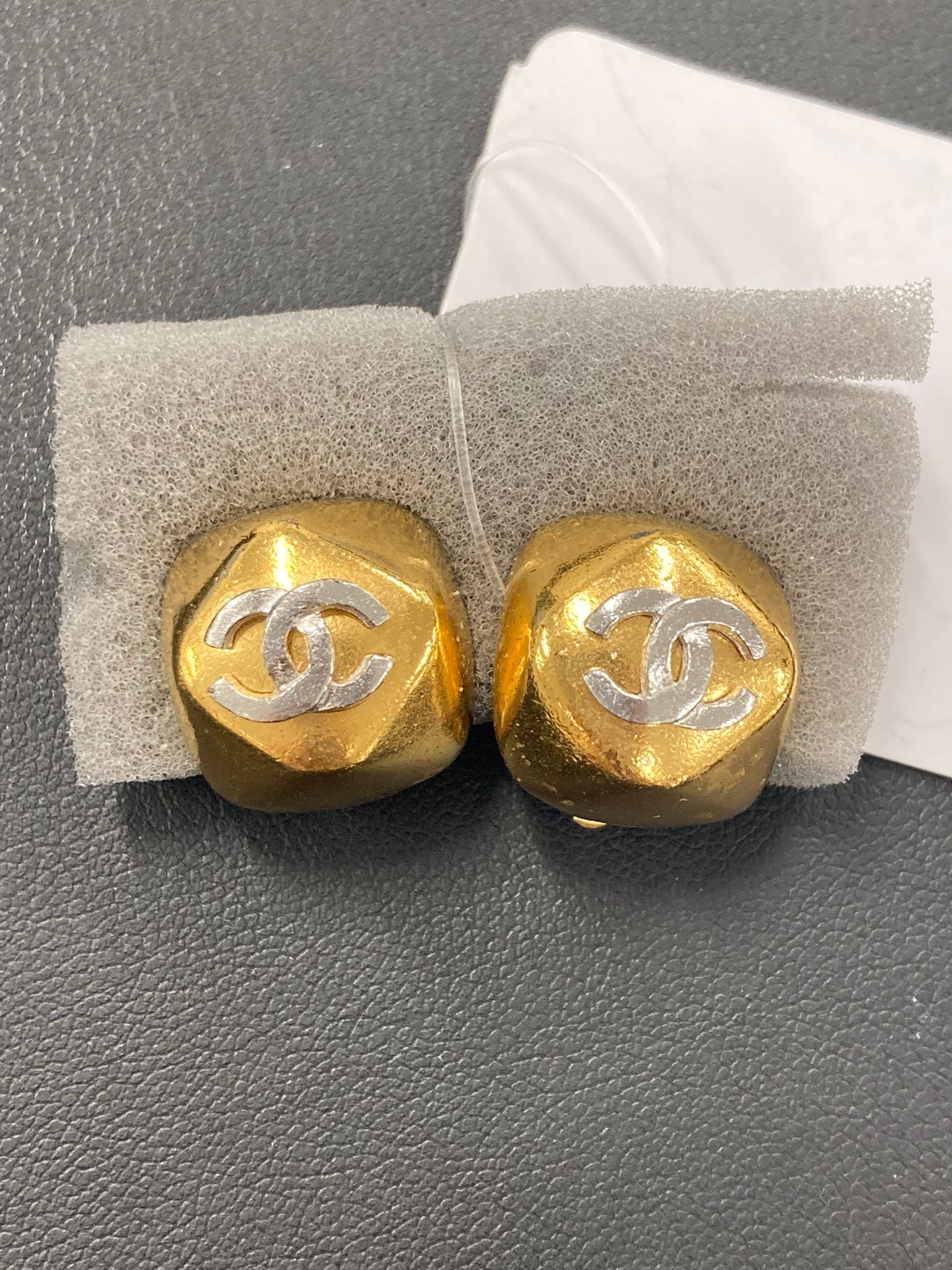 Pendientes Chanel Vintage Coco Mark bicolor colección 98A