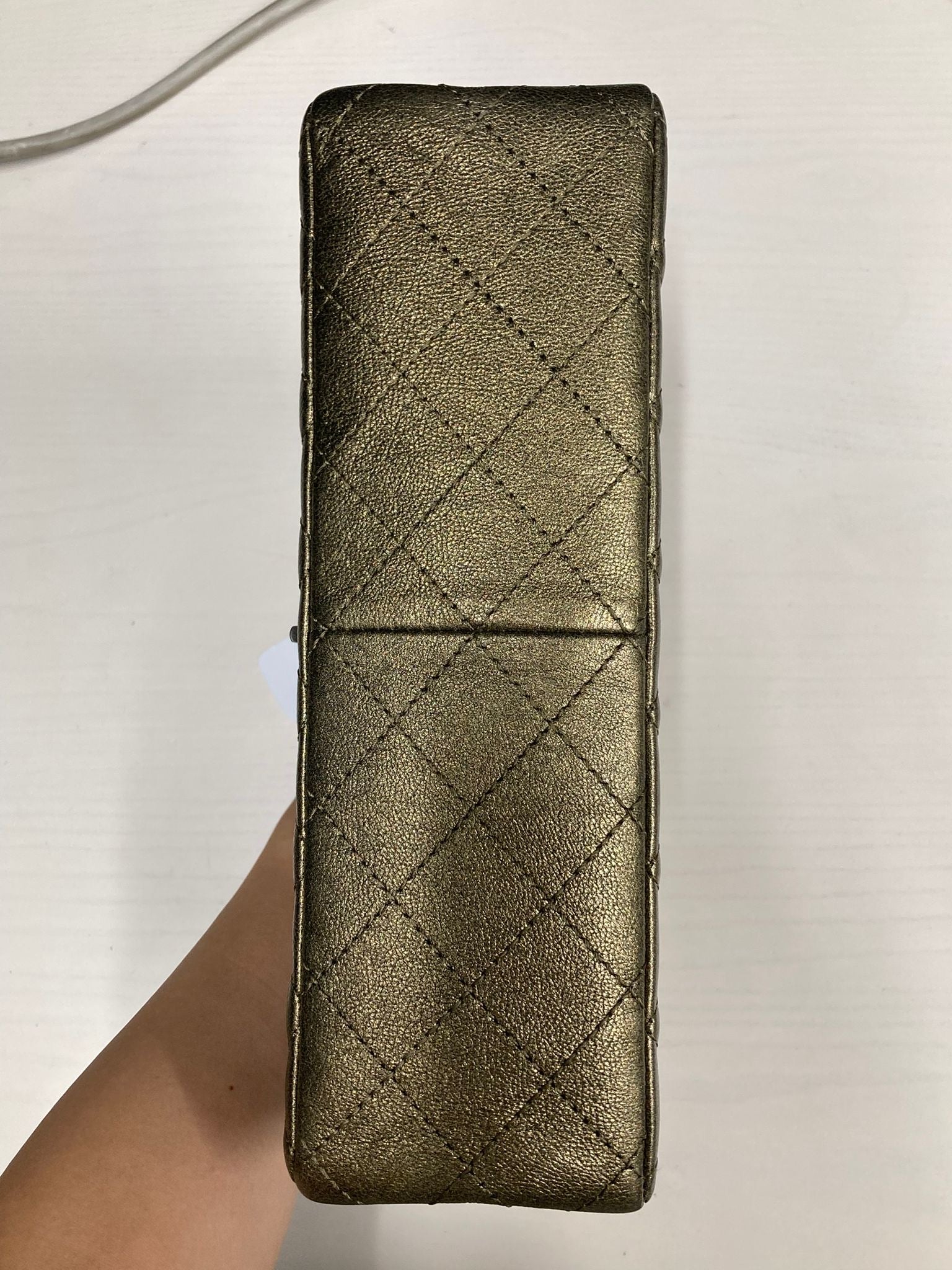 Chanel 2.55 Double Flap 28 en Piel de Ternera Verde Metalizado con Herrajes Gris/Negro
