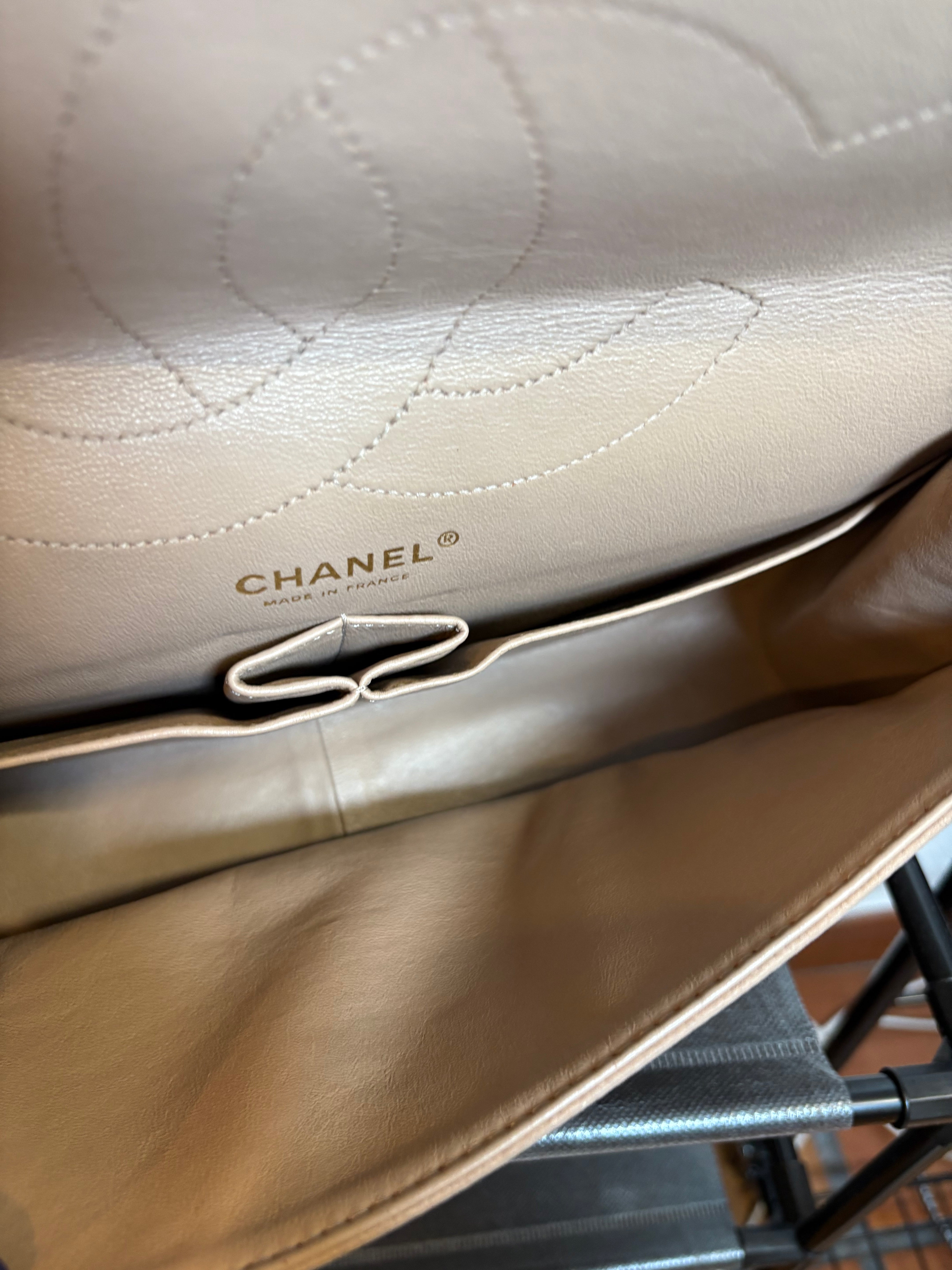 CHANEL 2.55 Double Flap Beige Caviar Cadena Doble Dorada