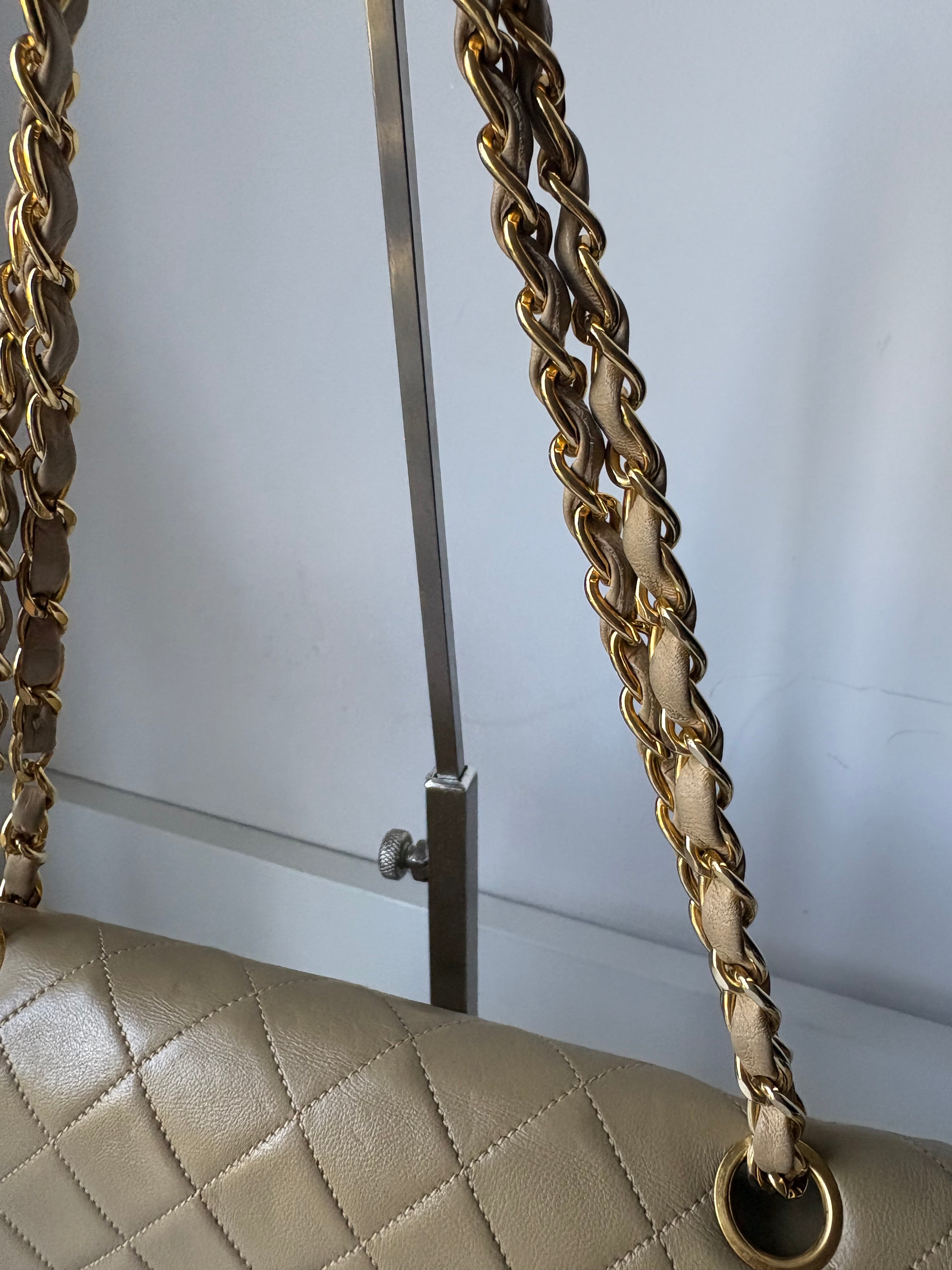 Chanel Timeless Double Flap 22 Beige en piel de cordero