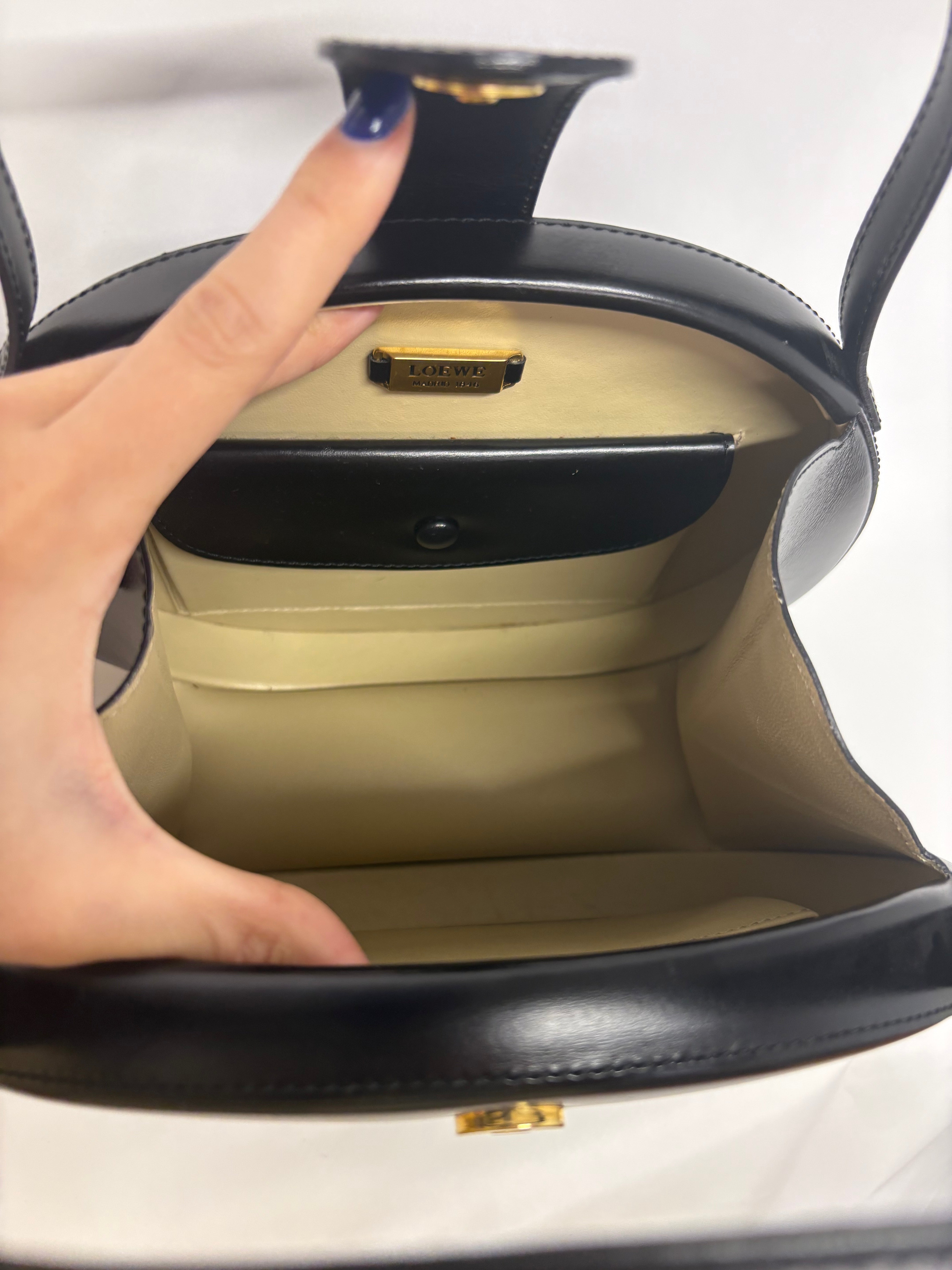 Loewe bombonera negra de mano piel cepillada