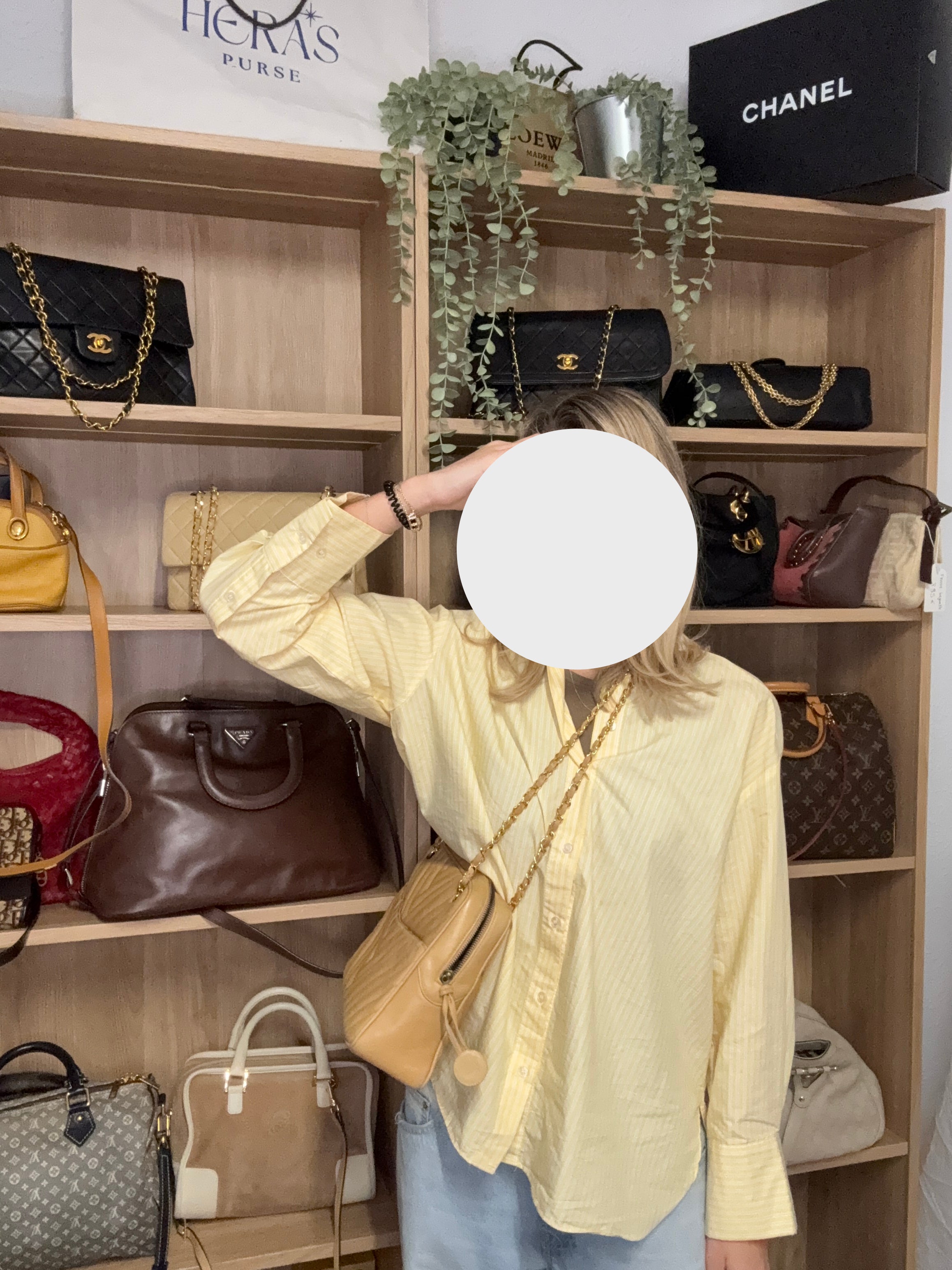 CHANEL V-Stitch Shoulder Bag Piel beige acolchada Chevron