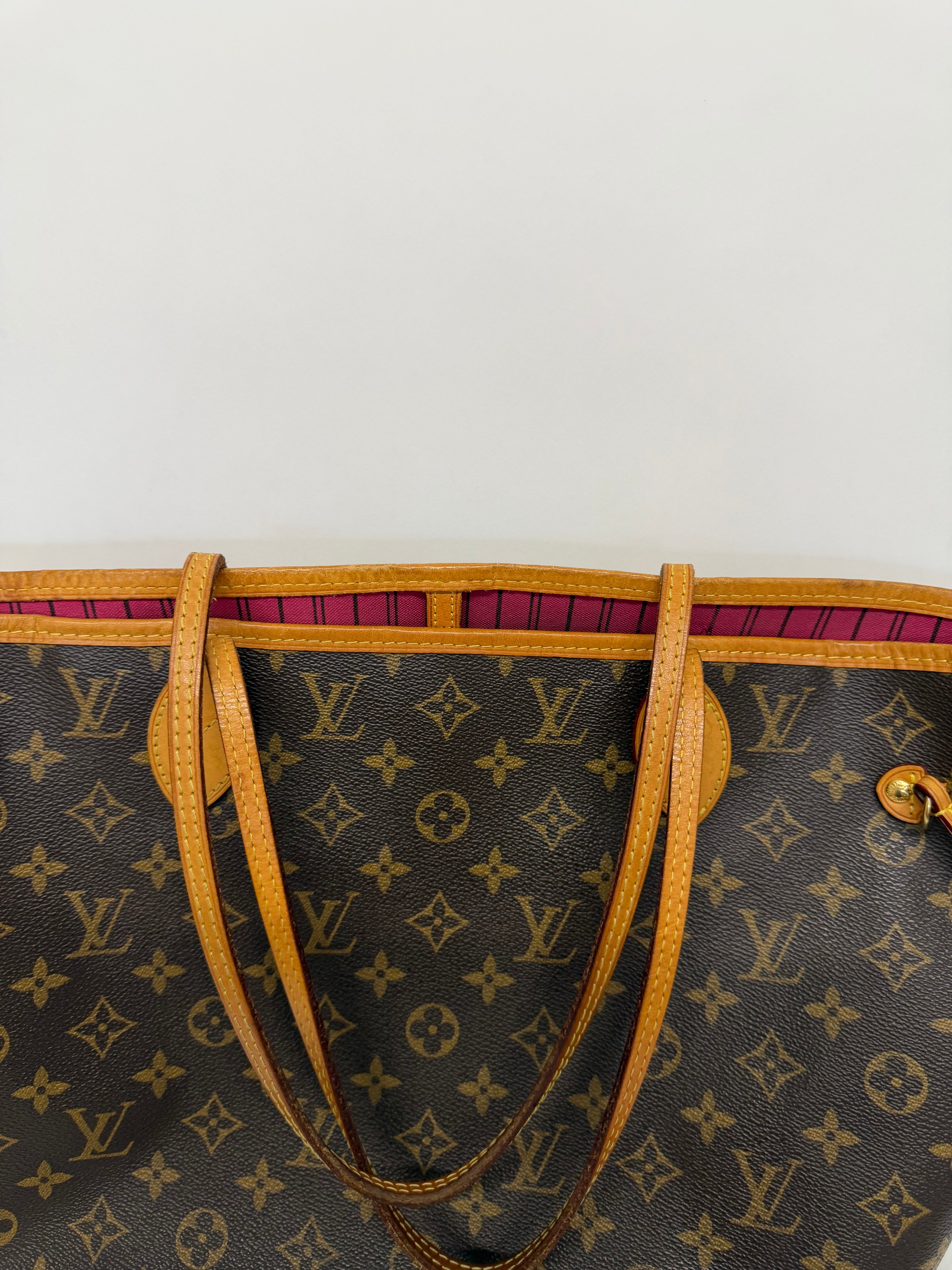Louis Vuitton Neverfull MM Monogram Interior Fucsia
