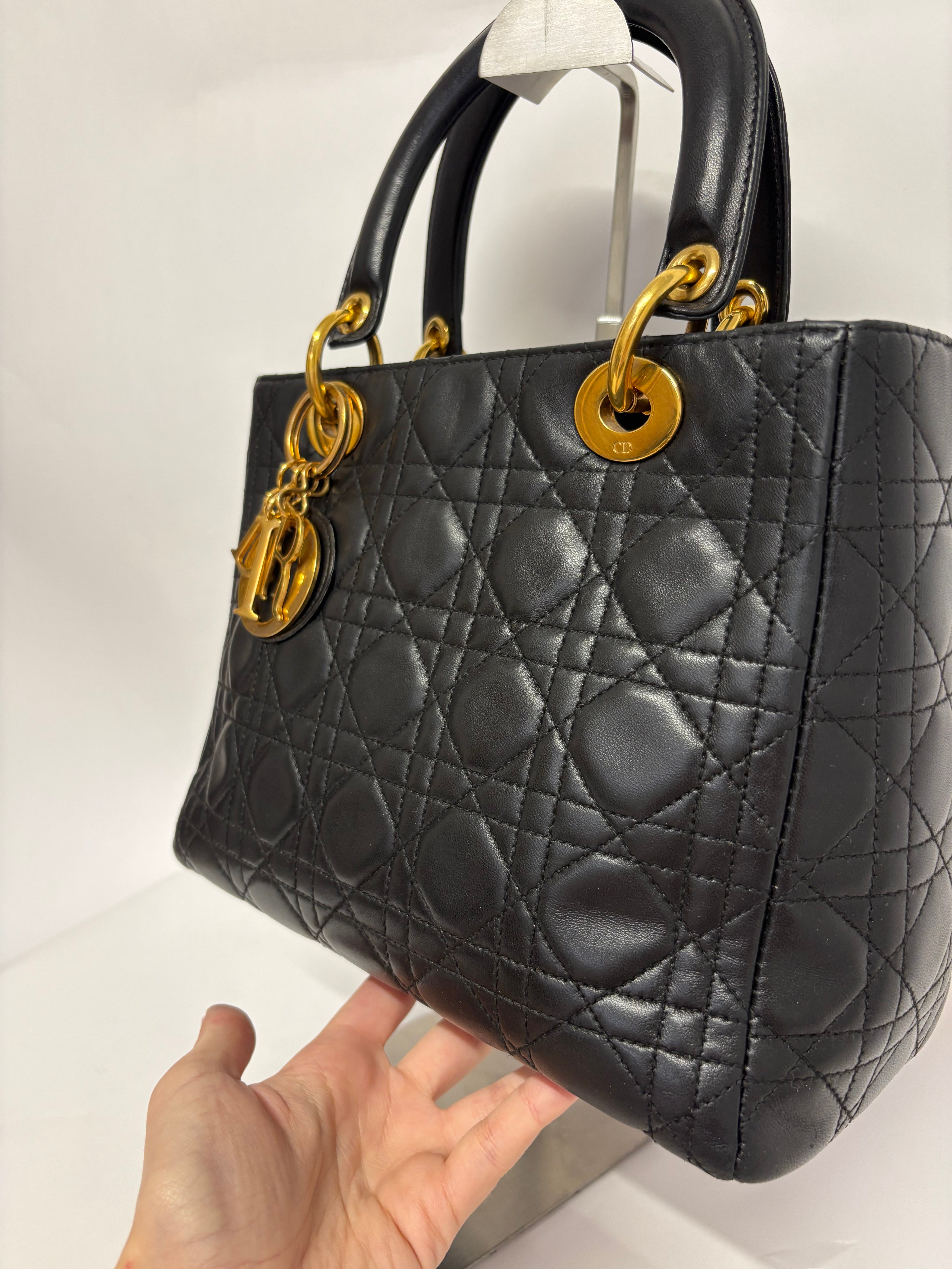 Christian Dior Lady Dior Mediana Cannage Negra y dorado