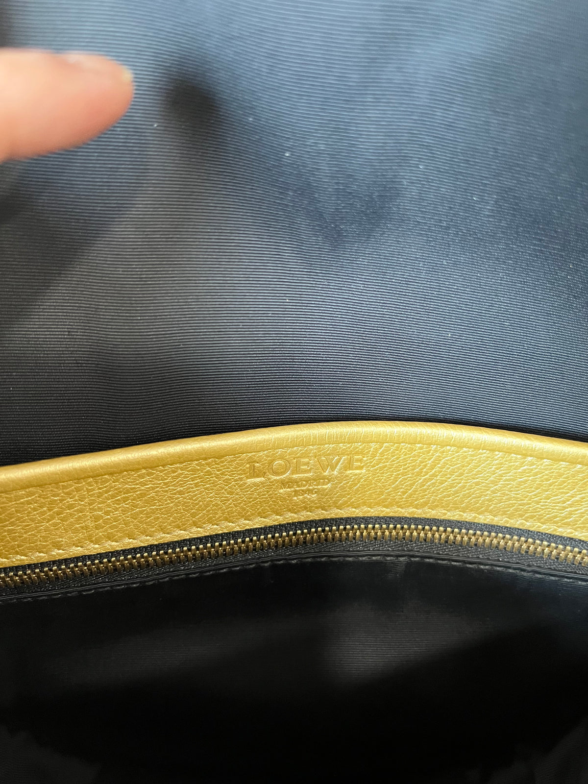 Loewe Heritage pequeña Bandolera Piel Graneada Dorada Metalizada