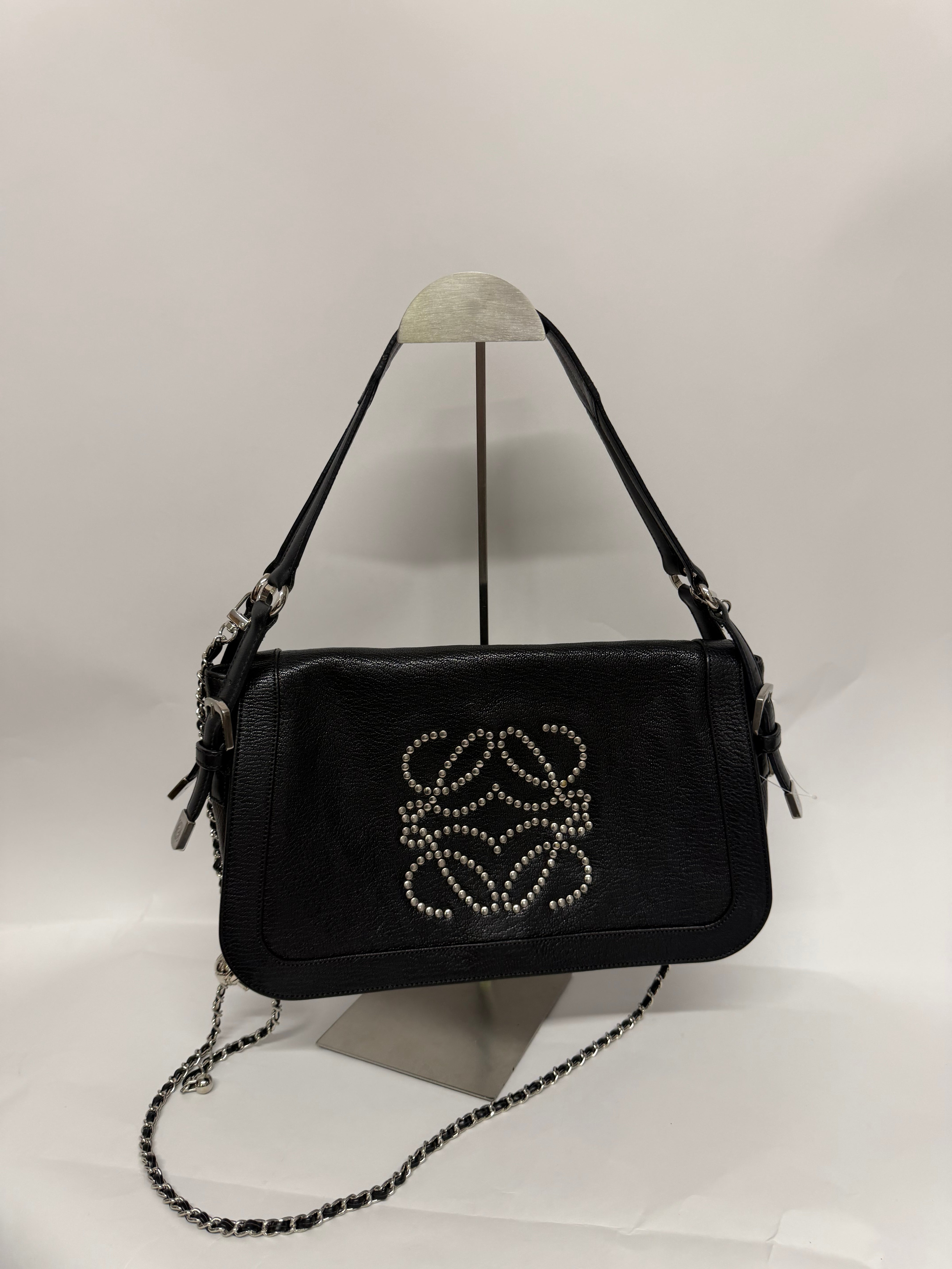 Loewe Hobo Anagram con Tachuelas Negro