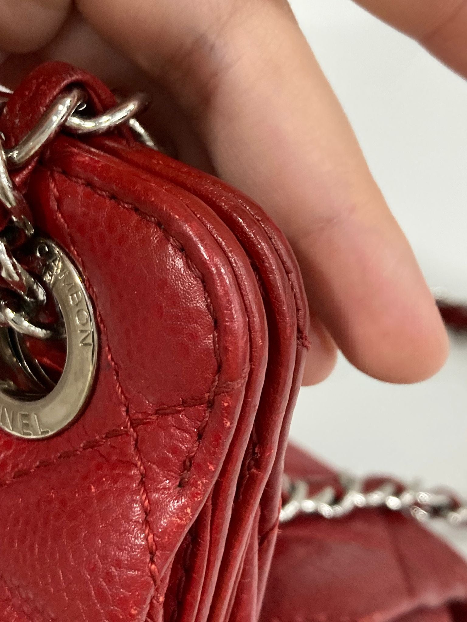 Chanel CC Chain Tote acolchado en piel caviar roja