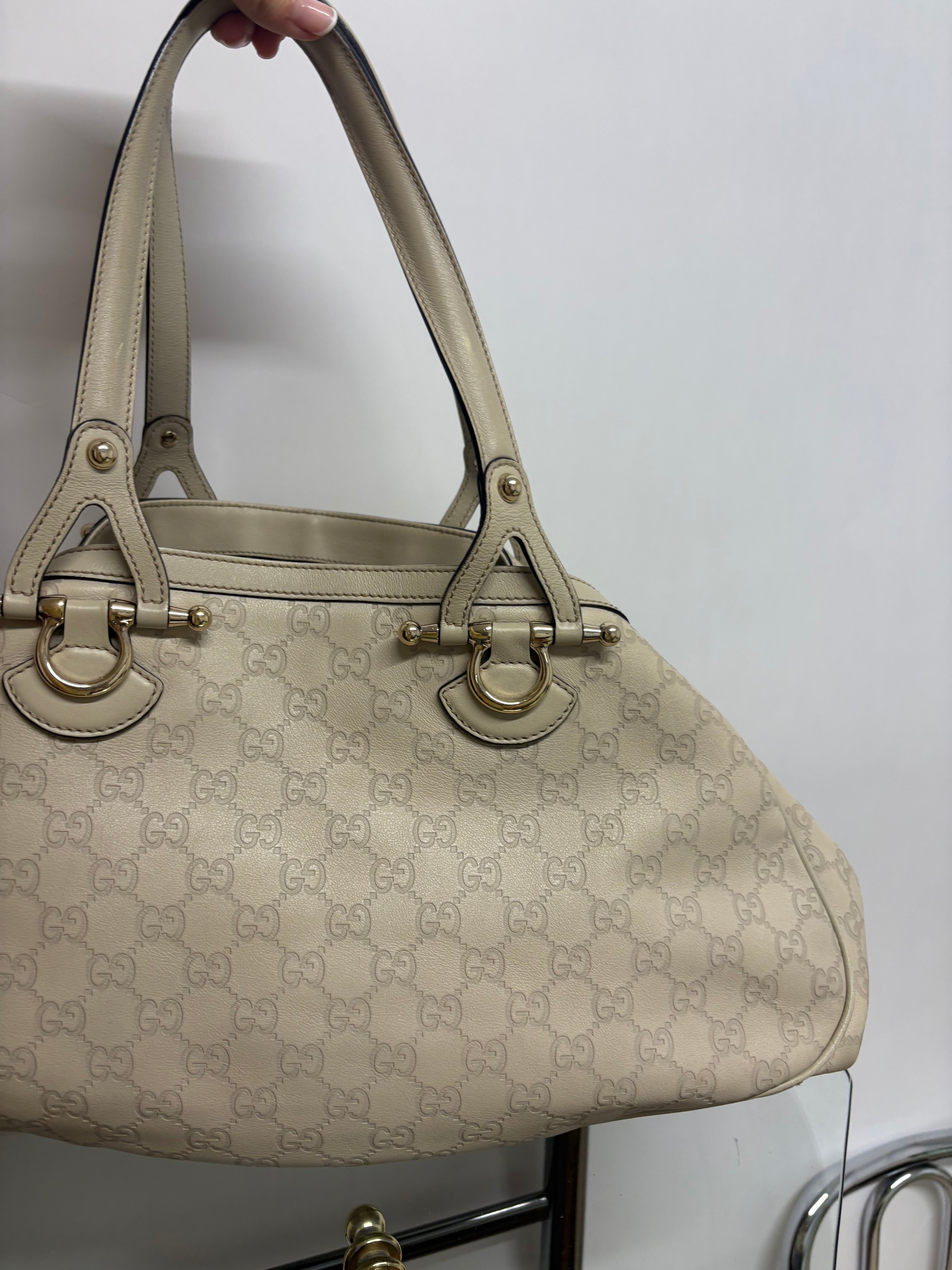 Gucci Pelham grande en piel Guccissima blanca marfil