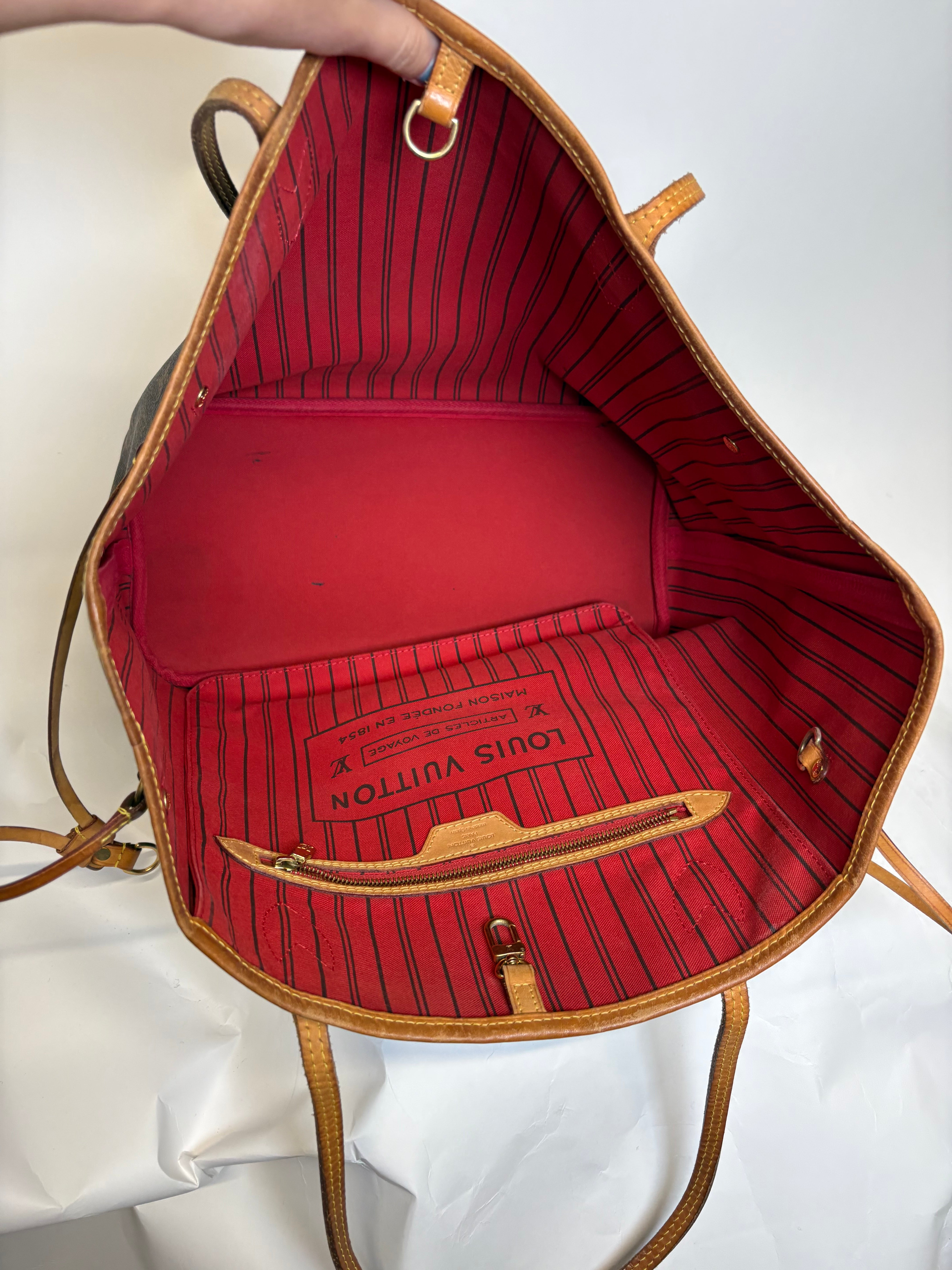 Louis Vuitton Neverfull MM Monogram y rojo