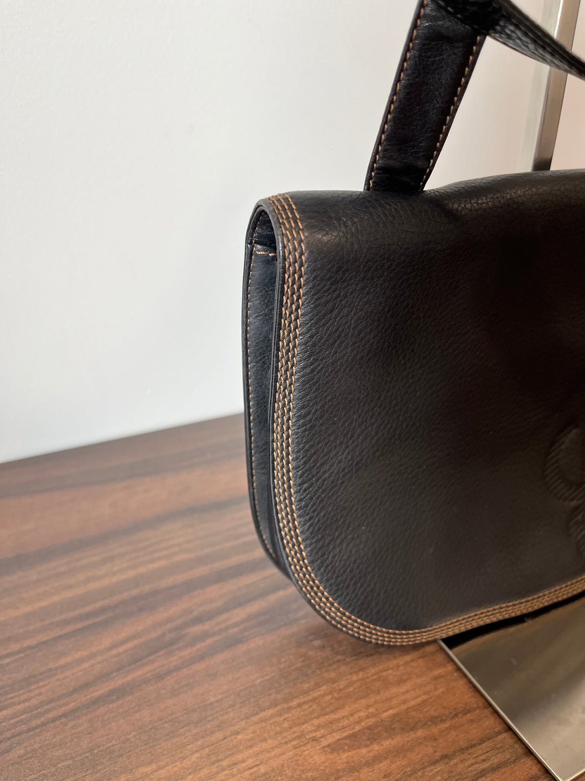 Loewe Heritage Vintage Bandolera Piel Negra con Anagrama en Relieve