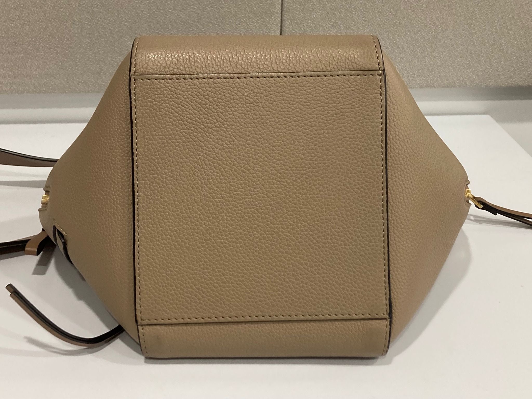 Loewe Hammock Compact en piel de ternera graneada beige