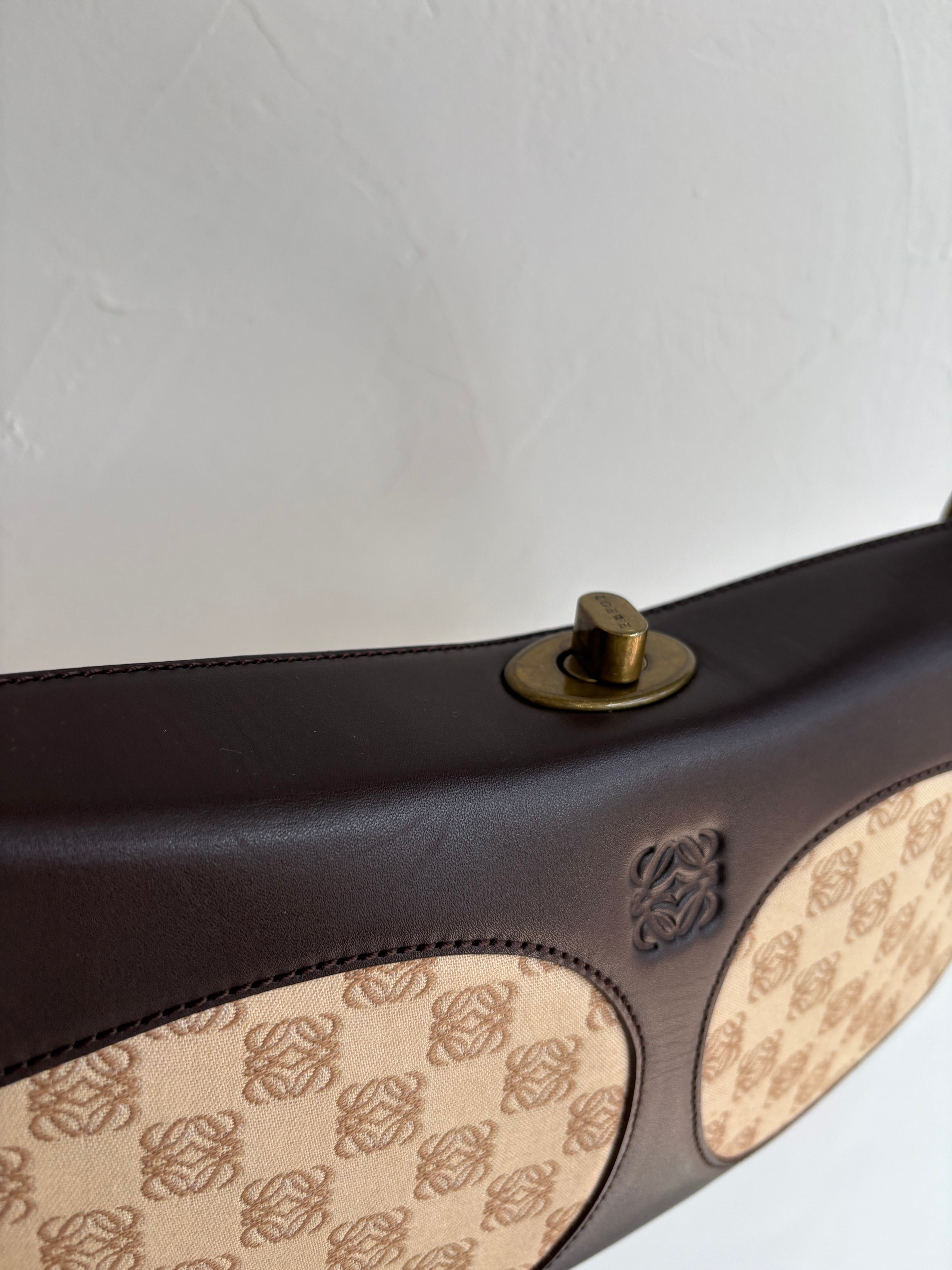 Loewe anagram lock shoulder bag canvas y piel marrón vintage