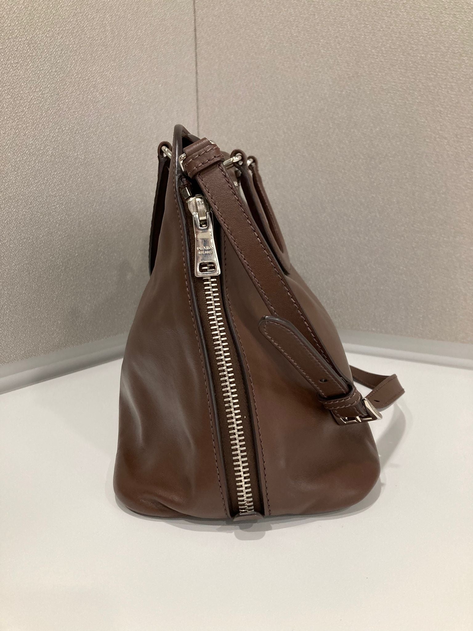 Prada Bauletto 2Way en piel marrón con bandolera