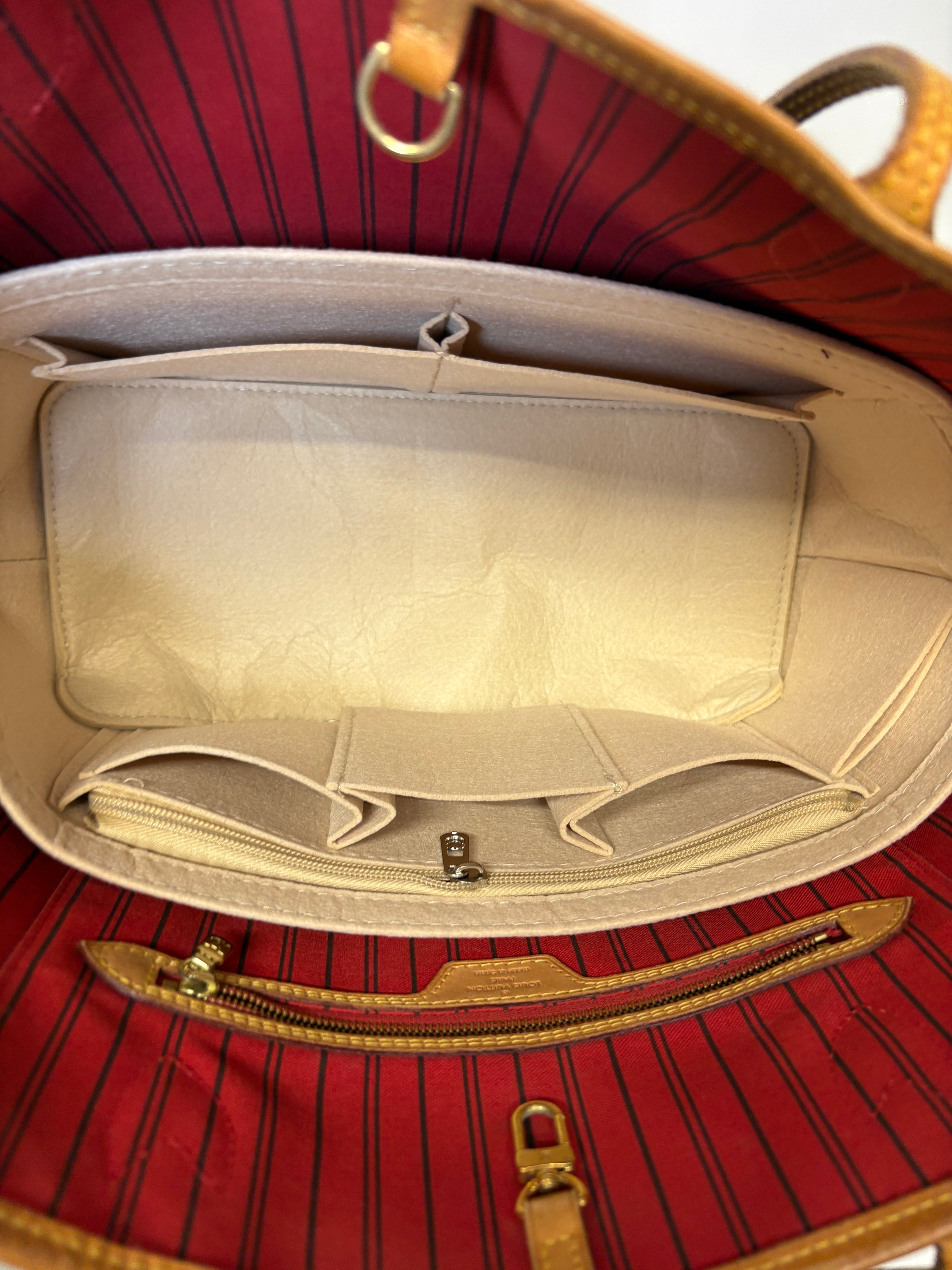 Louis Vuitton Neverfull MM Monogram y rojo