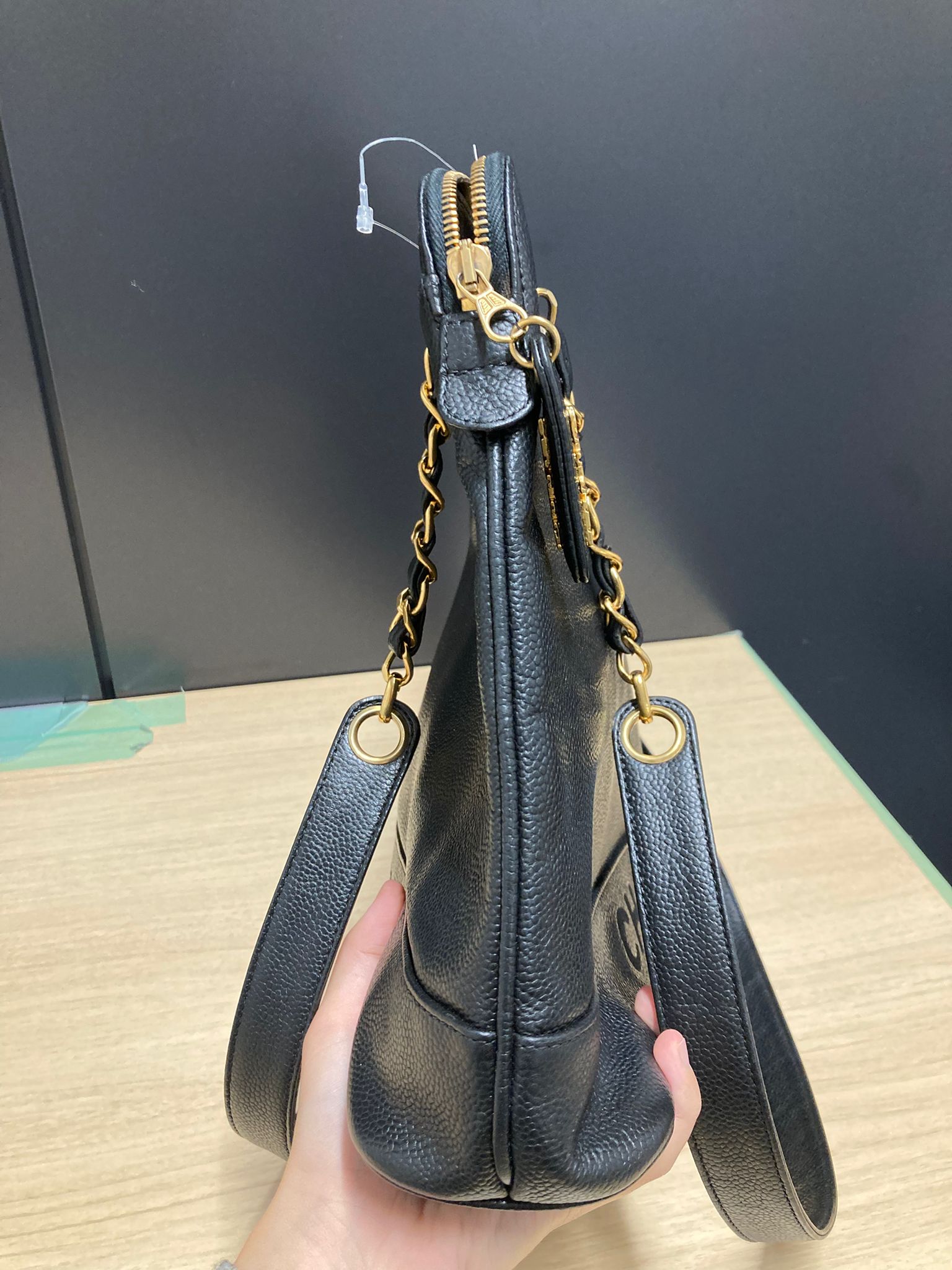 Chanel Logo Chain Tote – Piel Caviar Negra – Serie 414XXXX (ca. 1996–1997)