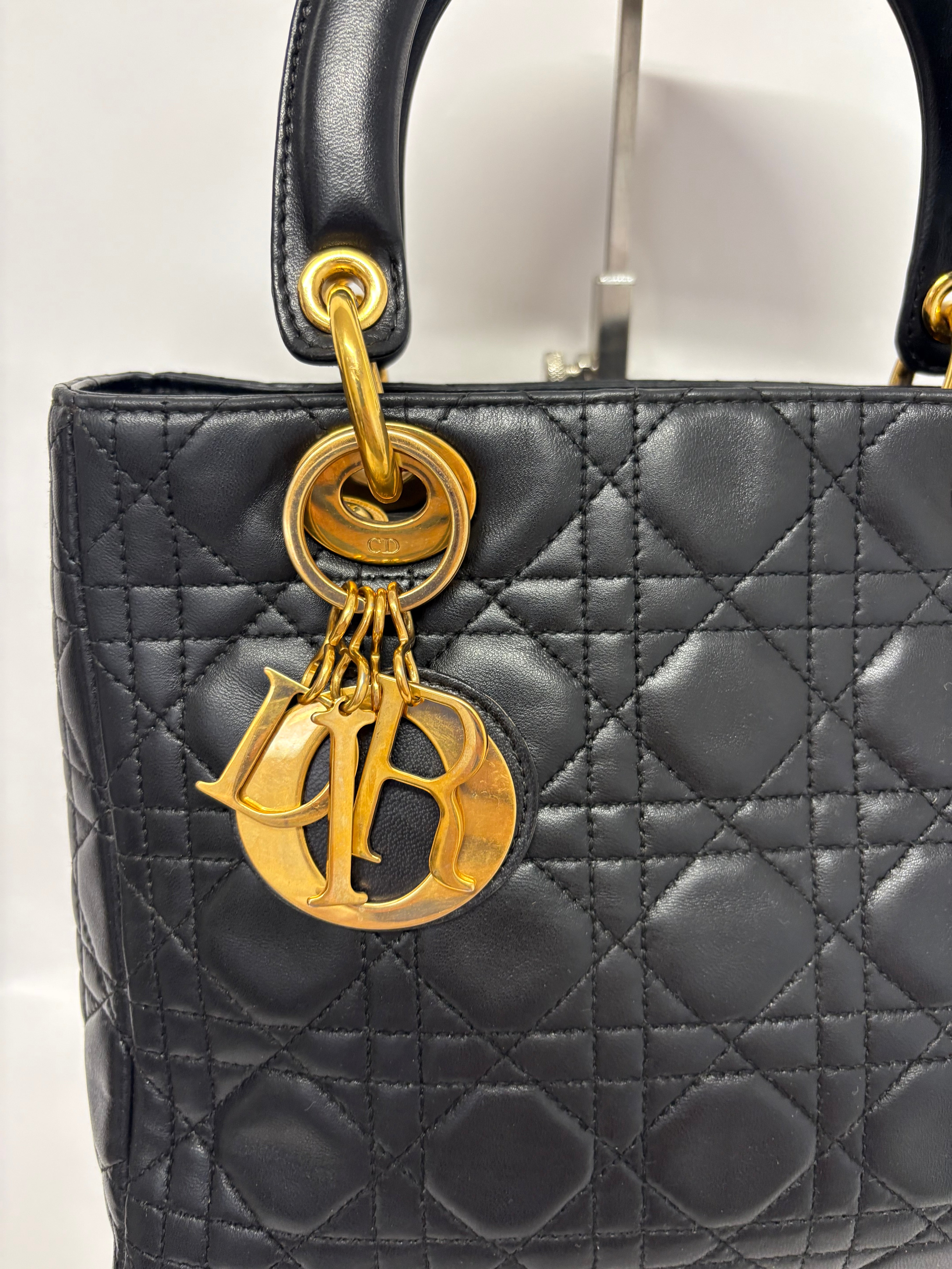 Christian Dior Lady Dior Mediana Cannage Negra y dorado