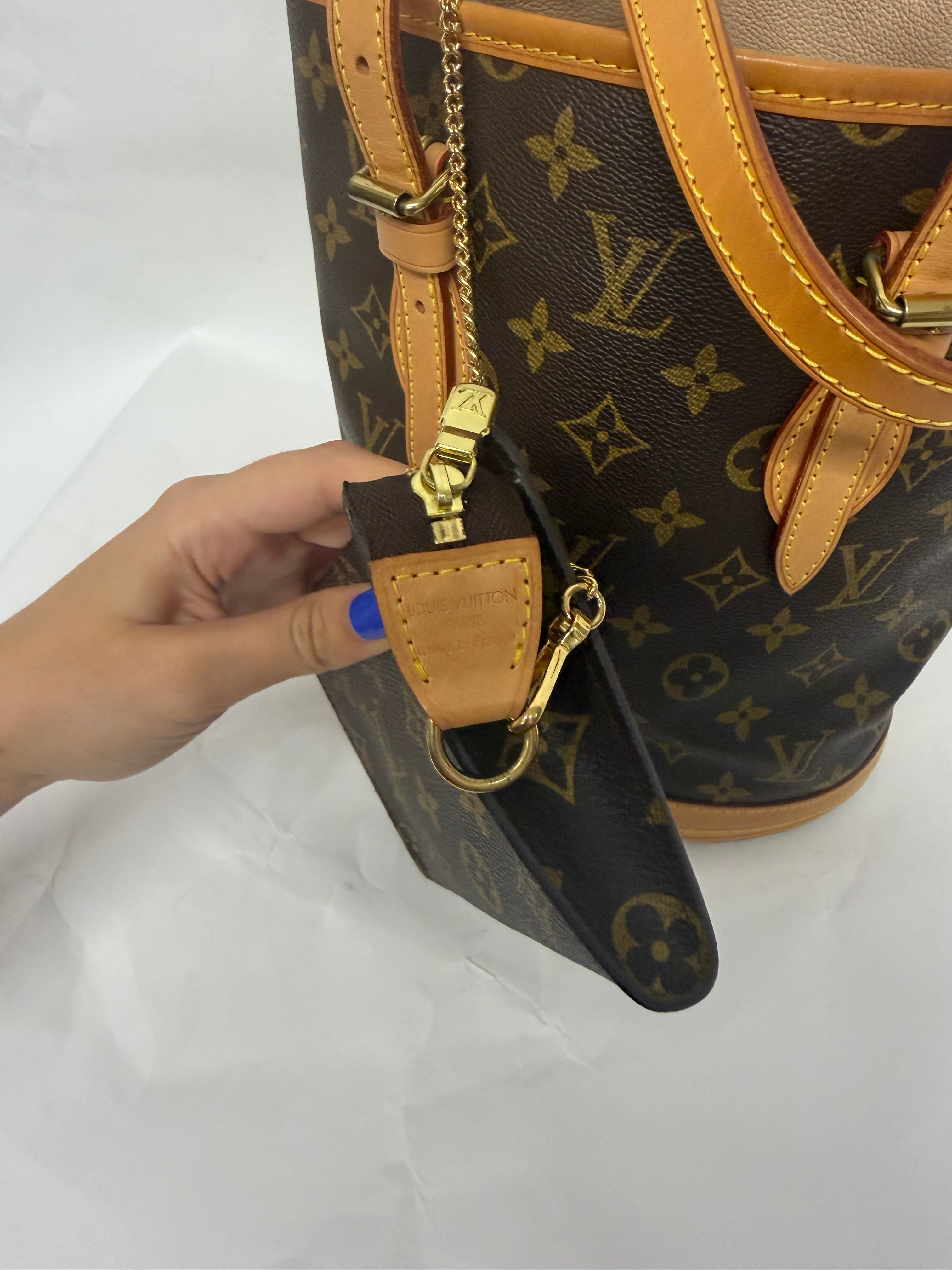 Louis Vuitton Bucket PM Monogram Canvas con pochette