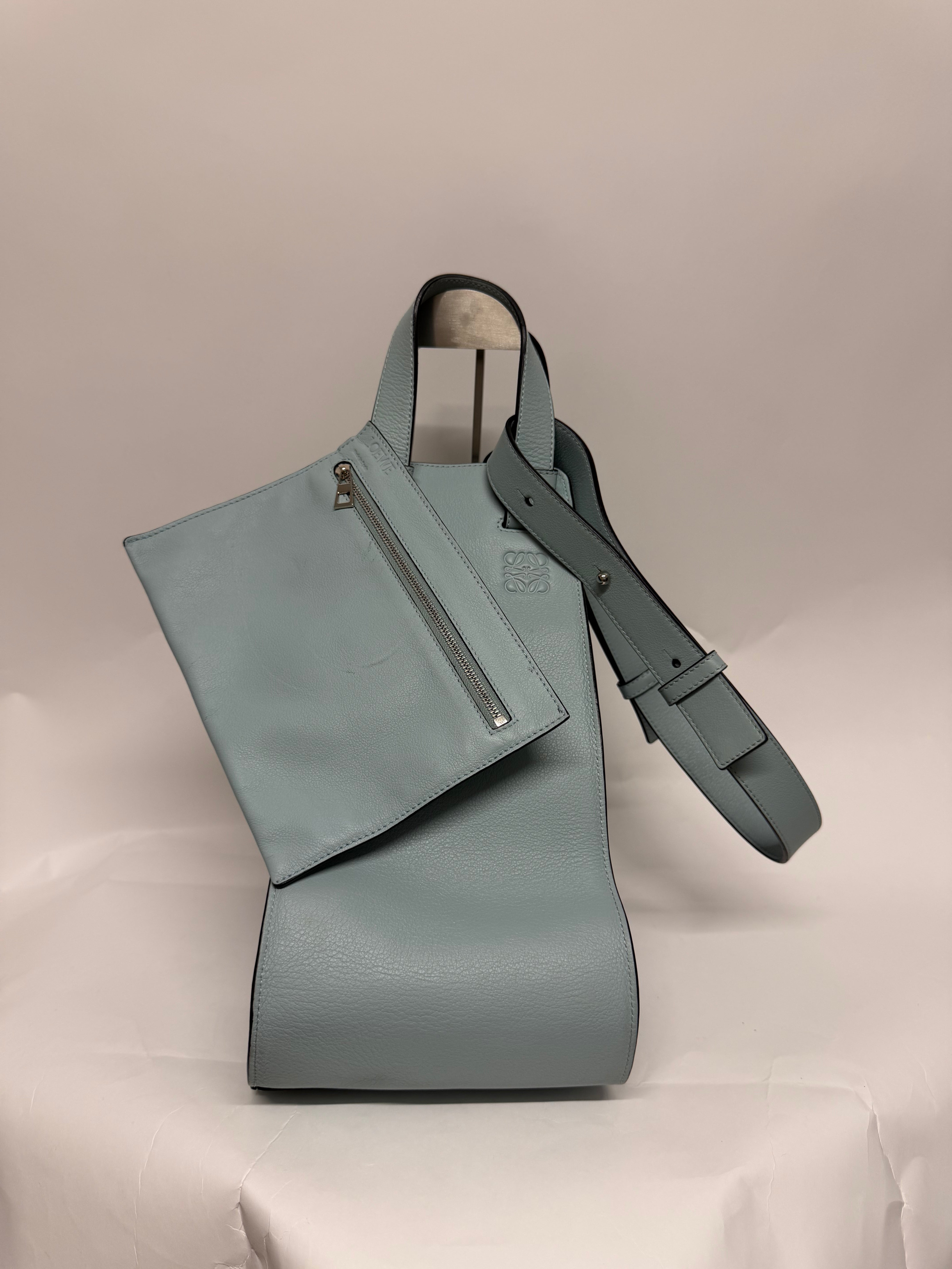 Loewe hammock Grande azul cielo con pouch