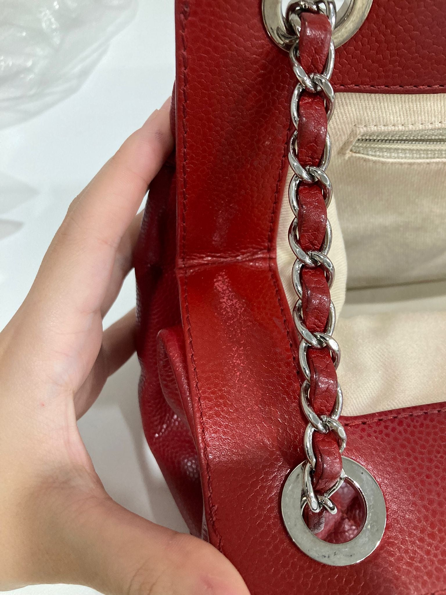 Chanel CC Chain Tote acolchado en piel caviar roja