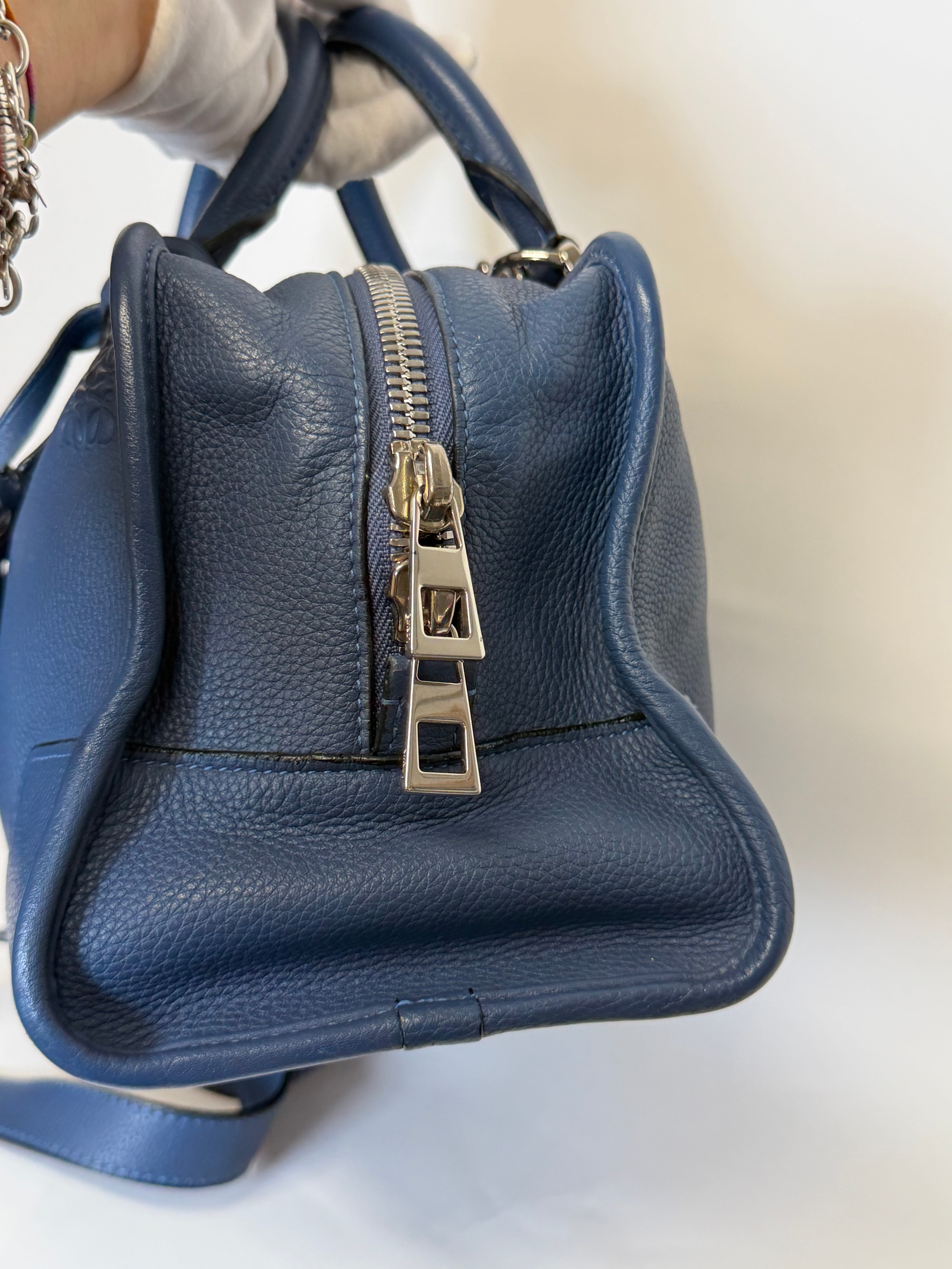 Loewe Amazona 28 Azul Navy modelo nuevo con bandolera
