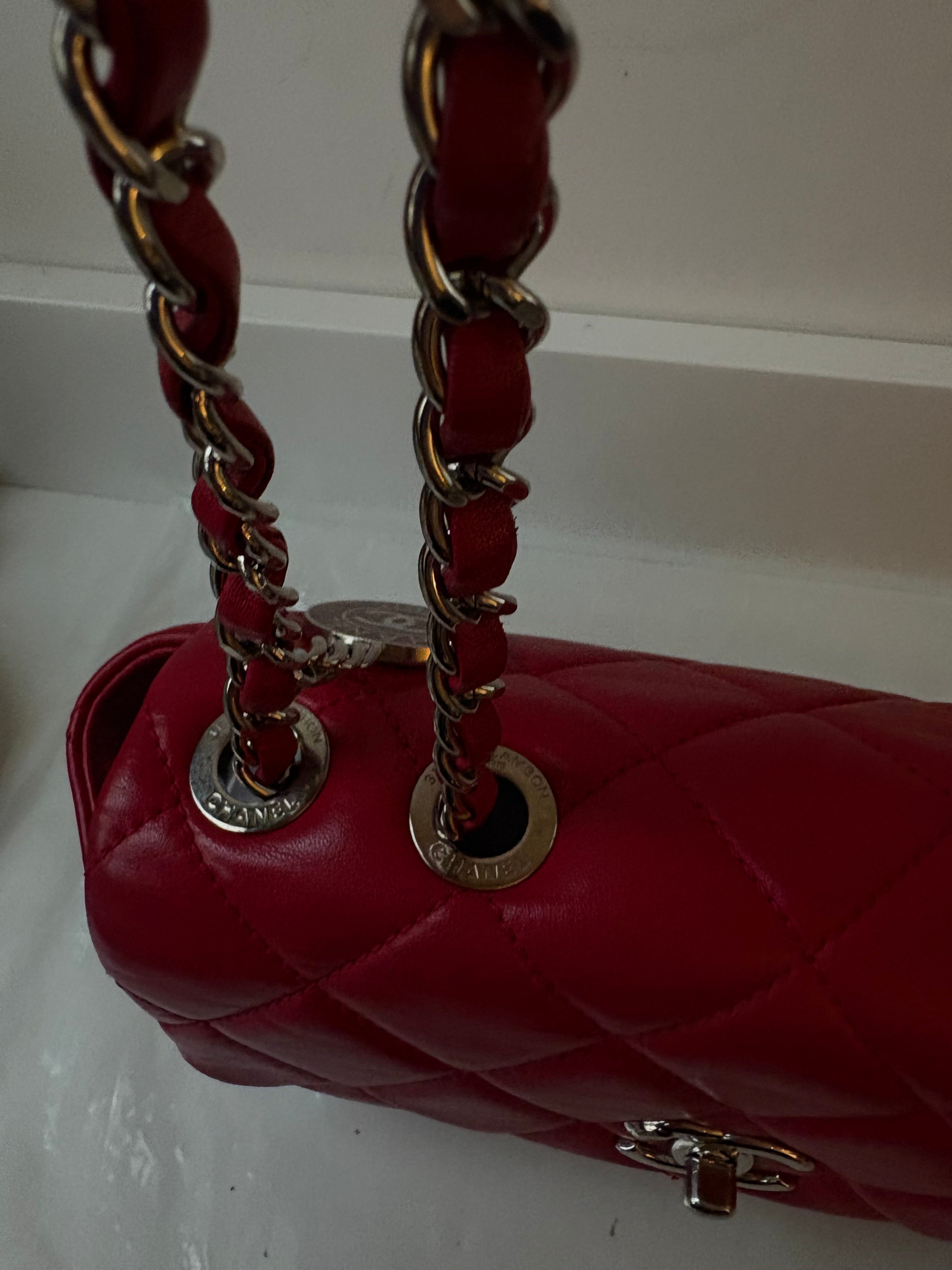 Chanel Mini Flap Medallion Charm rojo -  Métiers d’Art Paris–Rome 2015