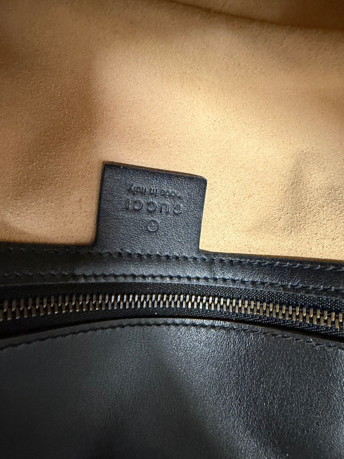 Gucci GG Marmont Small Matelassé Piel Negra Herrajes Dorados